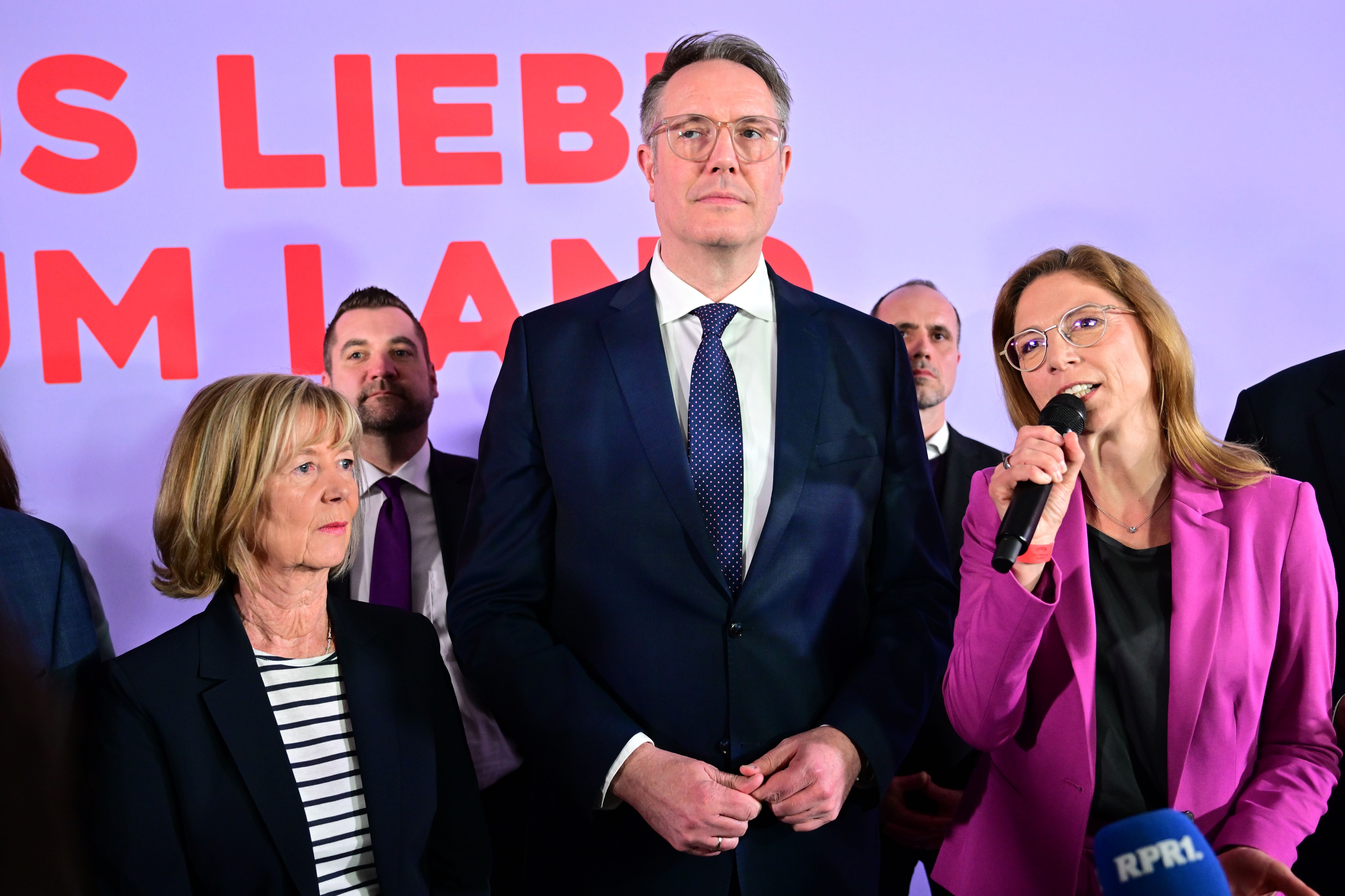 Alexander Schweitzer mit Unterstützern bei einer Wahlveranstaltung in Mainz, eine Frau spricht ins Mikrofon.
