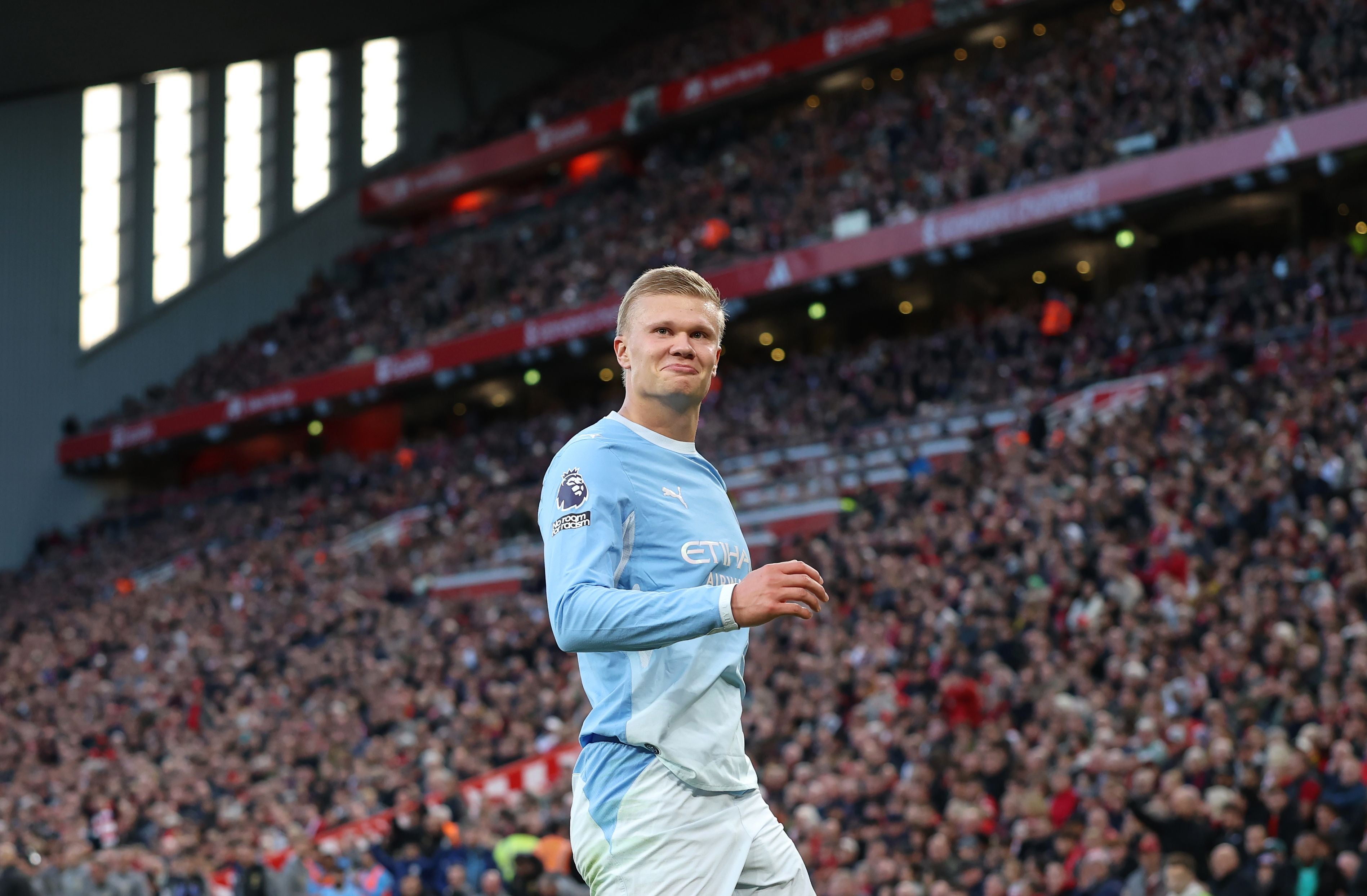 Ein Fußballspieler von Manchester City feiert bei einem Spiel im vollen Stadion.