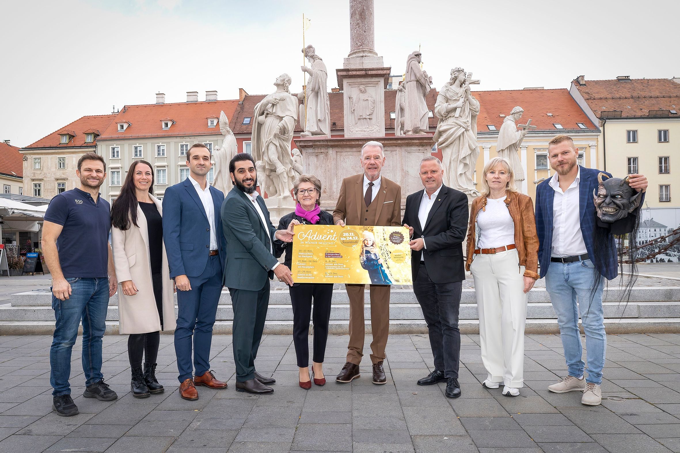 Dominik Gschiegl (HSG Events), Andrea Löschenbrand (HSG Events), Stadtrat Kevin Pfann, Gemeinderat Kanber Demir, Erste Vizebürgermeisterin Erika Buchinger, Bürgermeister Klaus Schneeberger, Zweiter Vizebürgermeister LAbg. Rainer Spenger, Alexandra Potzmann (WN Kul.Tour.Marketing GmbH) und Sebastian Herzog (Zeiselmauer Teifl'n)