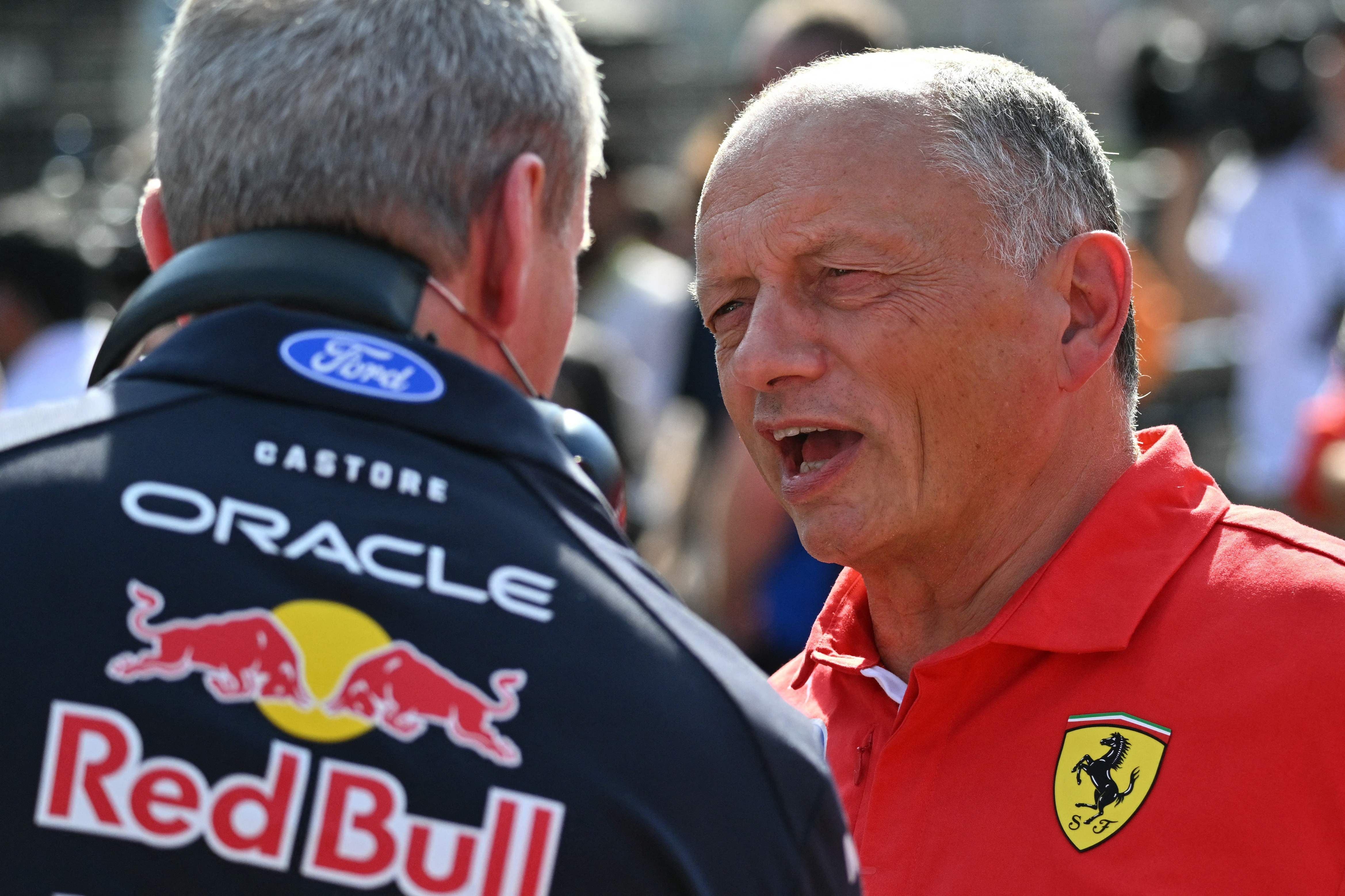 Zwei Männer, einer im Ferrari-Hemd, sprechen beim Formel-1-Rennen in Baku miteinander.