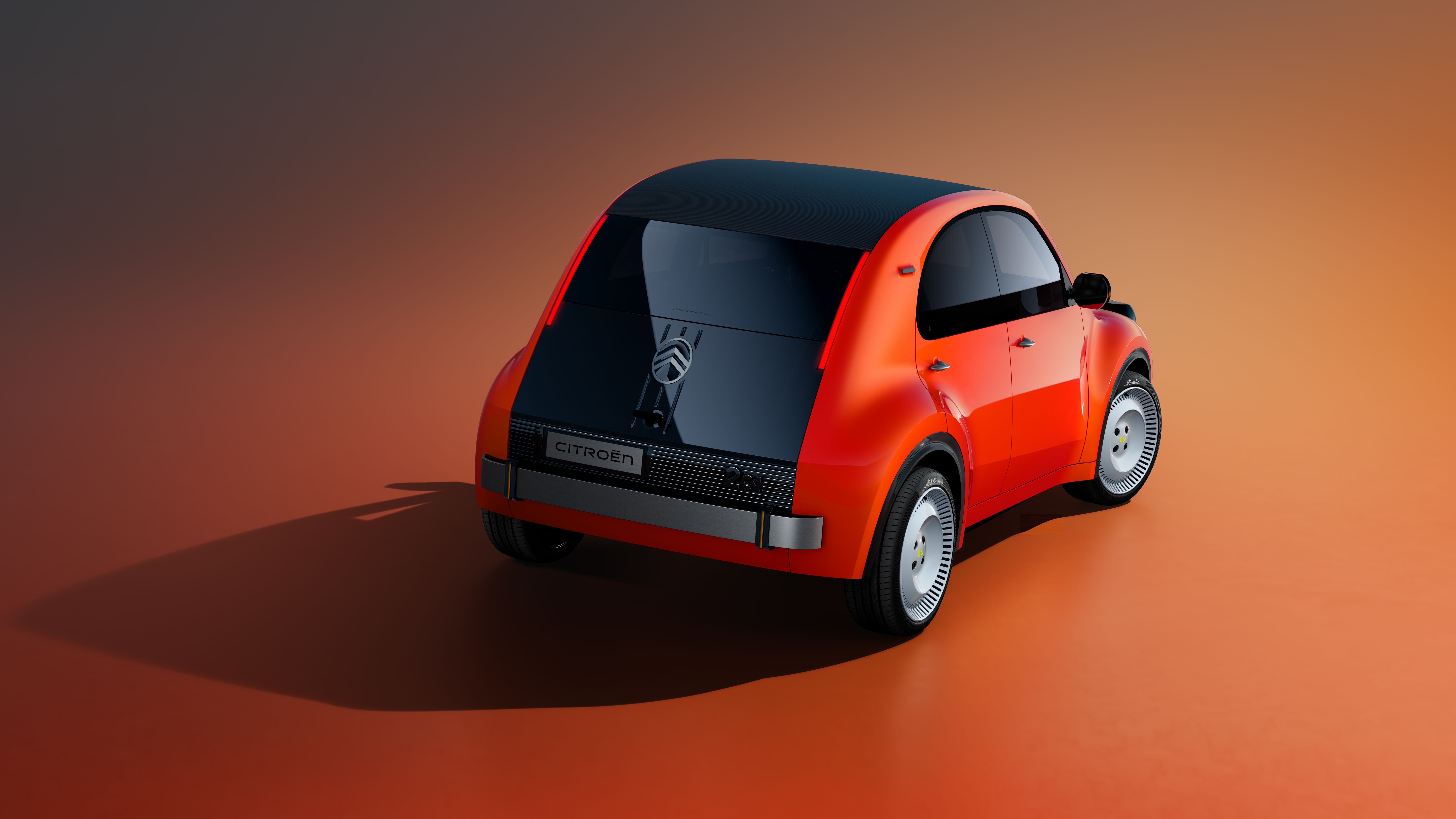 Roter Citroën 2CV Concept von hinten auf orangefarbenem Untergrund.
