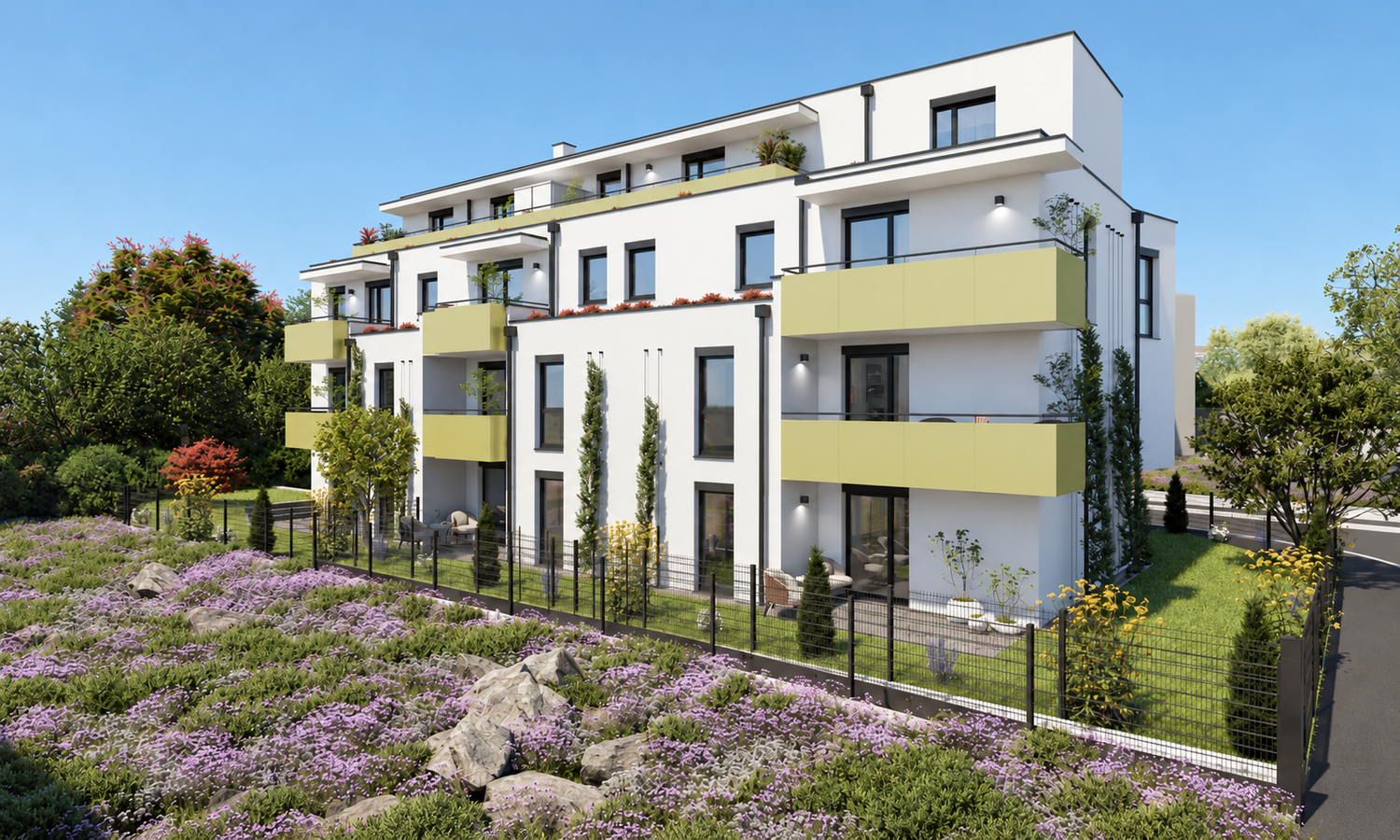 Modernes Mehrfamilienhaus mit Balkonen und Garten, umgeben von blühenden Pflanzen und Bäumen.