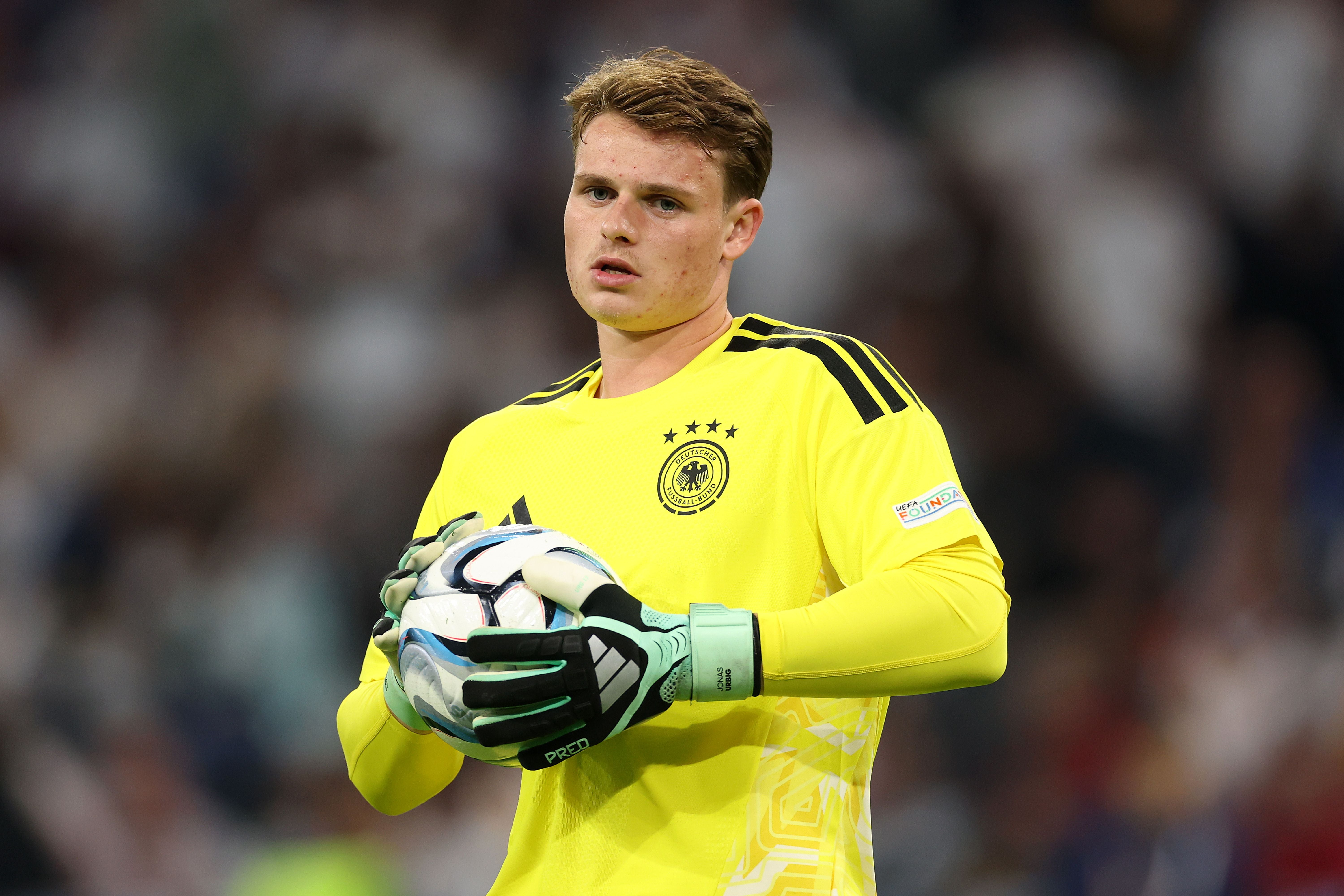 Jonas Urbig steht am Dienstag auch im Bayern-Tor.