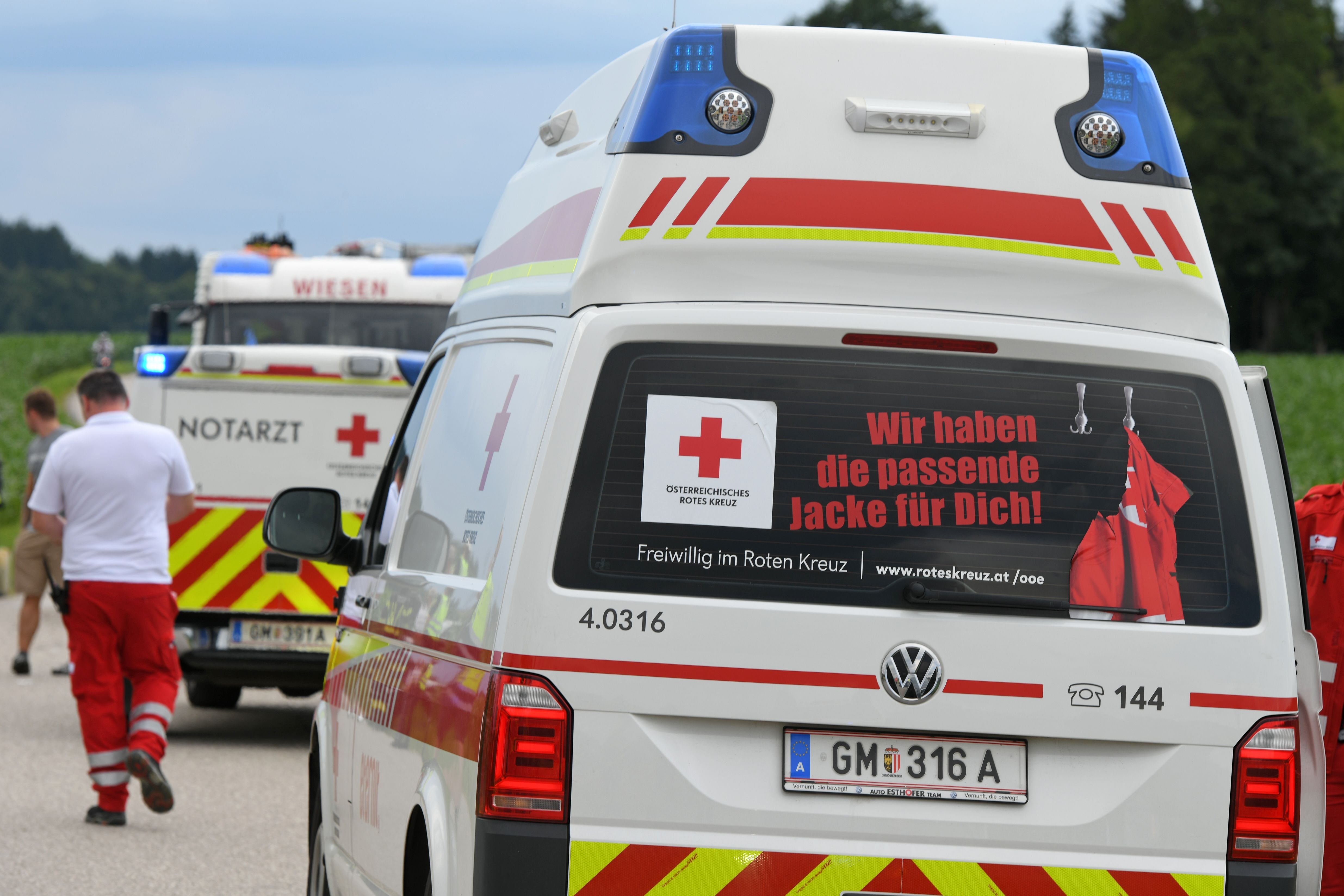 Rettungsfahrzeuge und Einsatzkräfte auf einer Straße.