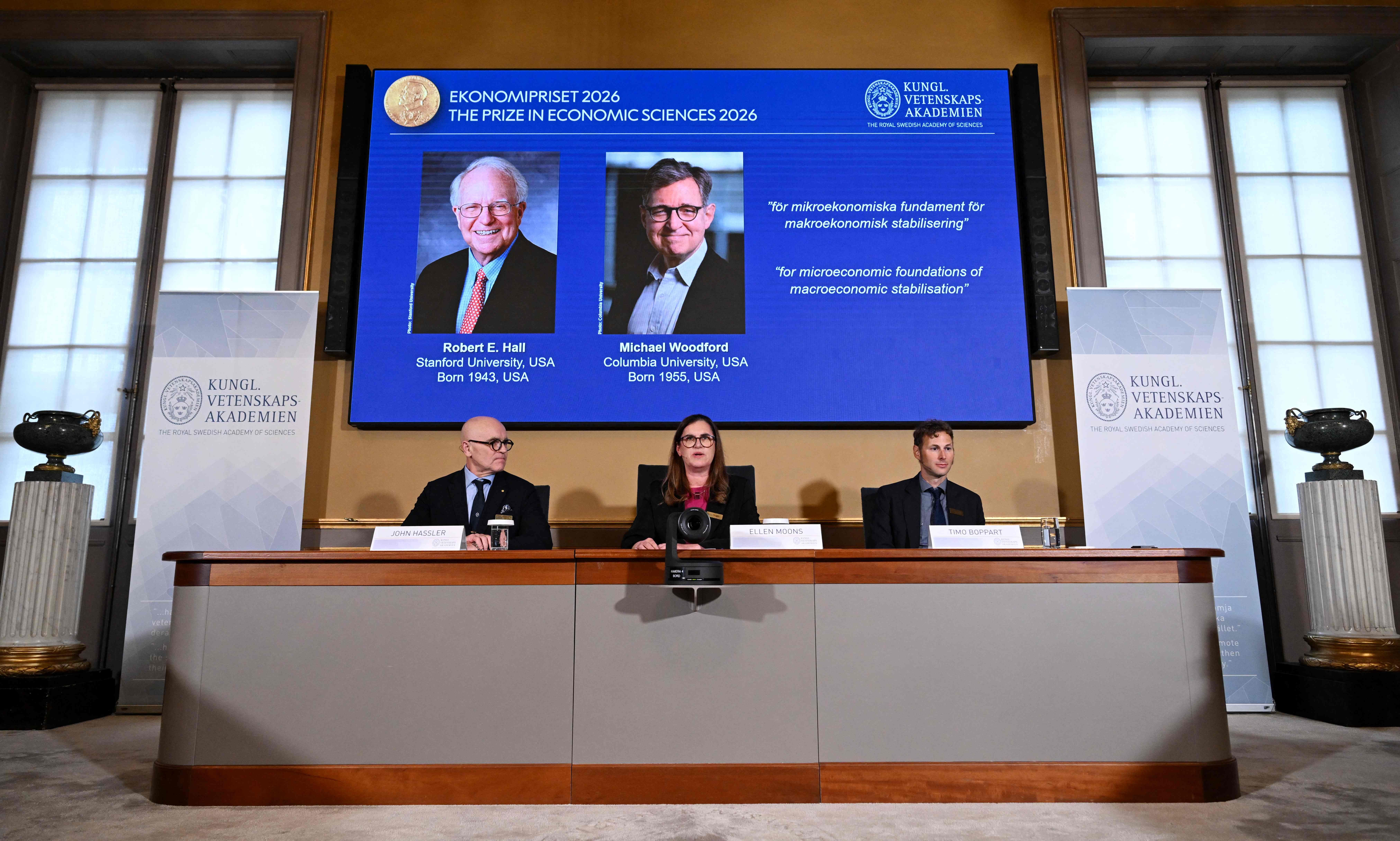 Drei Personen verkünden die Wirtschaftsnobelpreisträger 2026 in einem Konferenzraum in Stockholm.