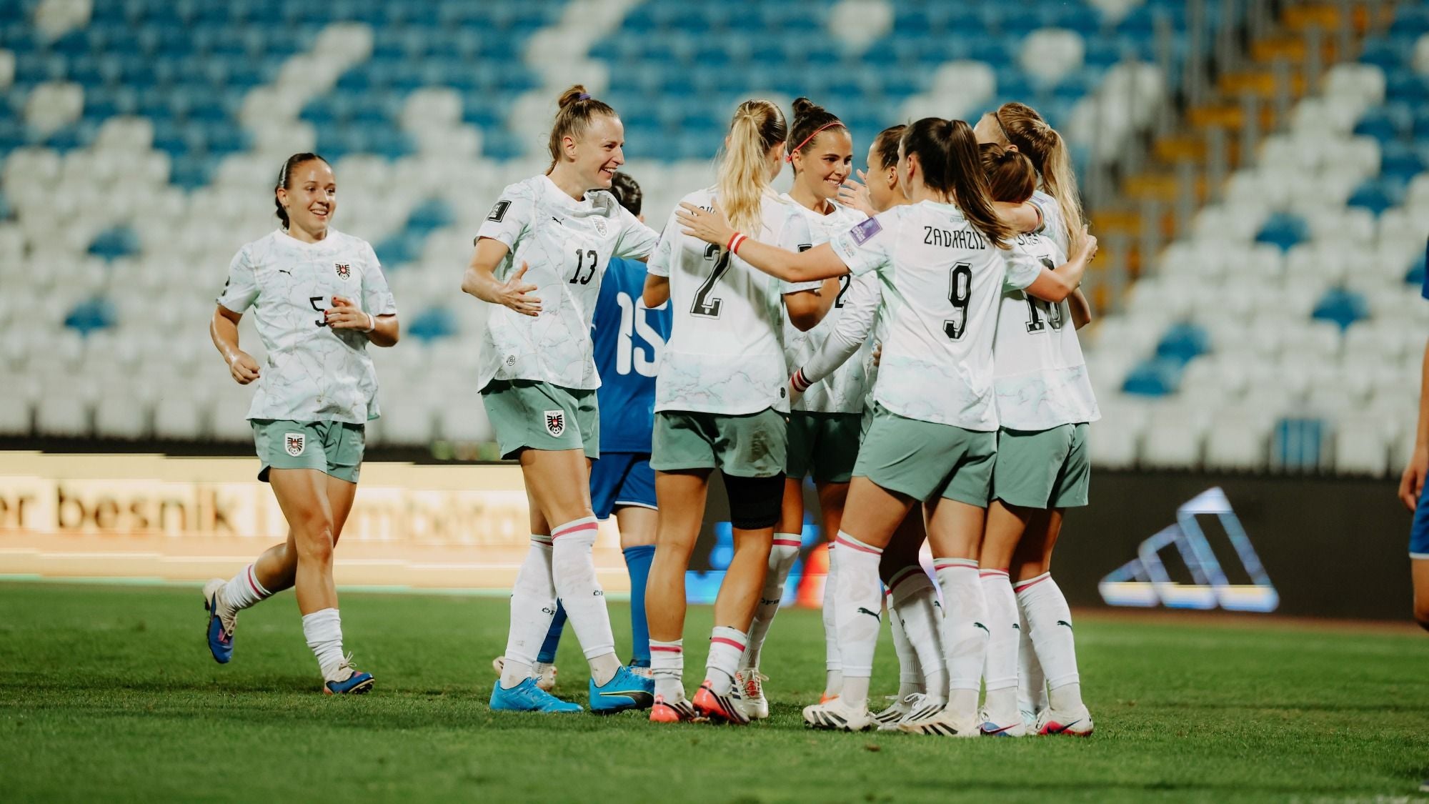 Mehrere Fußballspielerinnen der ÖFB-Frauen jubeln gemeinsam auf dem Spielfeld.