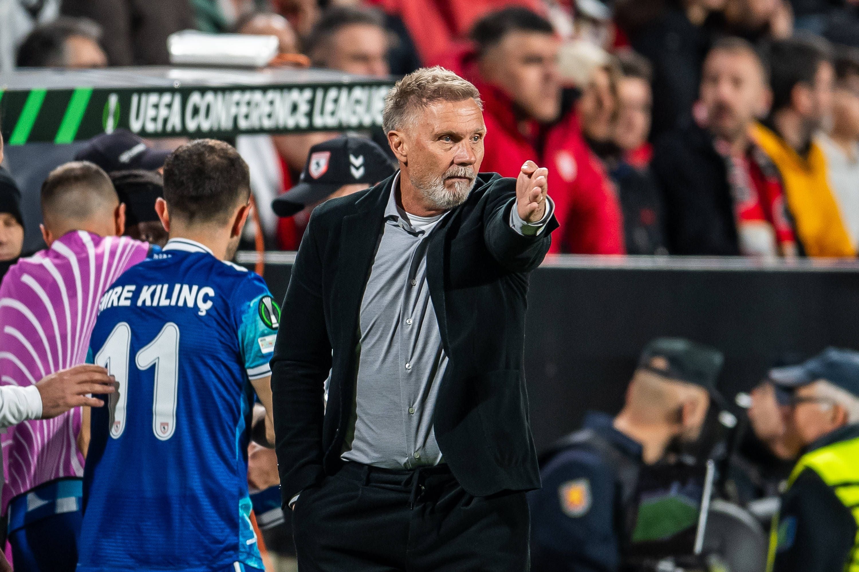 Rayo Vallecano v Samsunspor, UEFA Conference League football, Madrid, Spain Madrid, Spain. March 19th, 2026. Head coach Thorsten Fink of Samsunspor reacts during the UEFA Conference League 2025/26 match between Rayo Vallecano de Madrid and Samsunspor at Estadio de Vallecas in Madrid. Spain, Madrid, Estadio de Vallecas PUBLICATIONxNOTxINxDENxNORxFINxBEL Copyright: xGonzalesxPhoto/LucianoxLimax