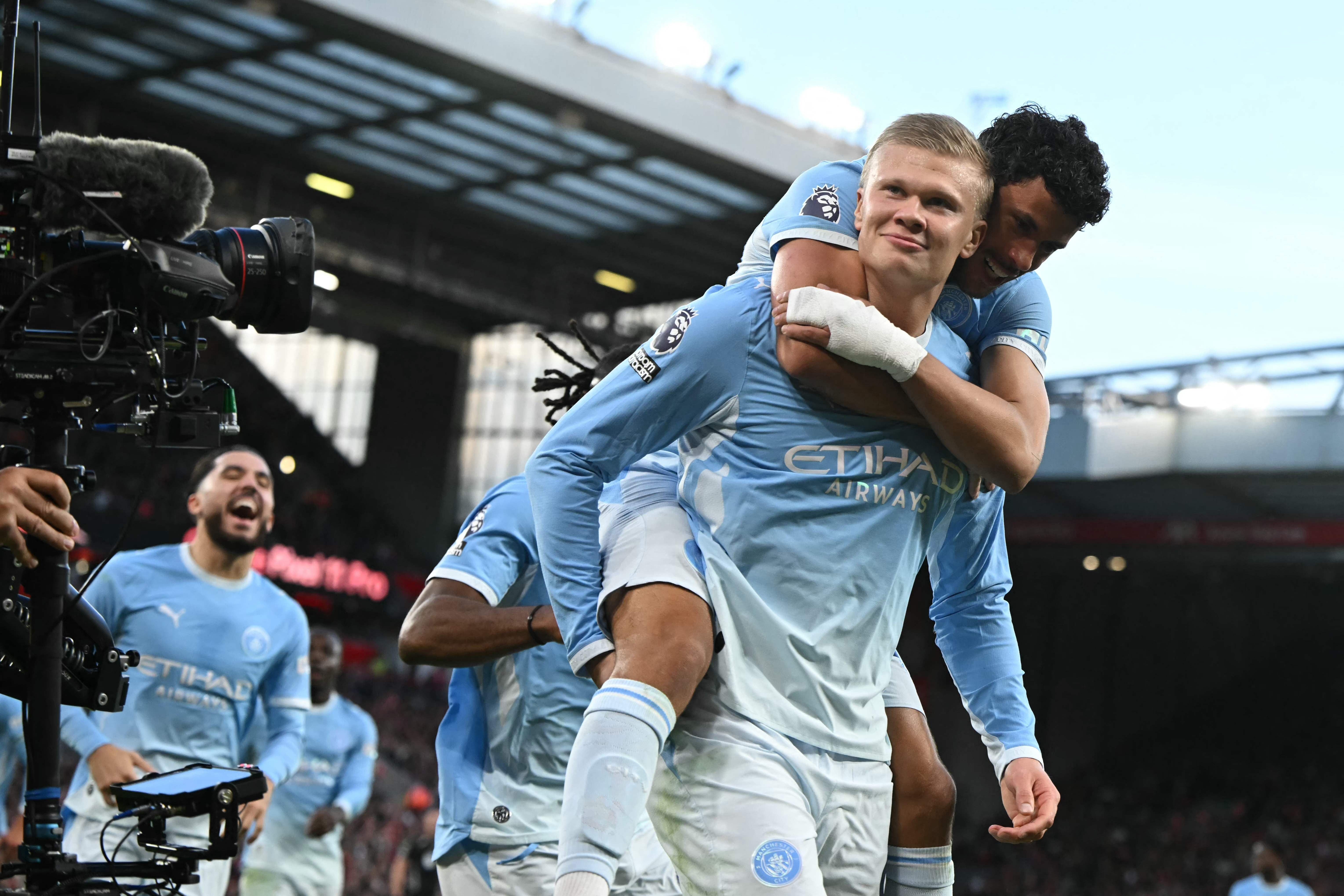 Erling Haaland feiert mit Matheus Nunes nach einem Tor für Manchester City gegen Liverpool.