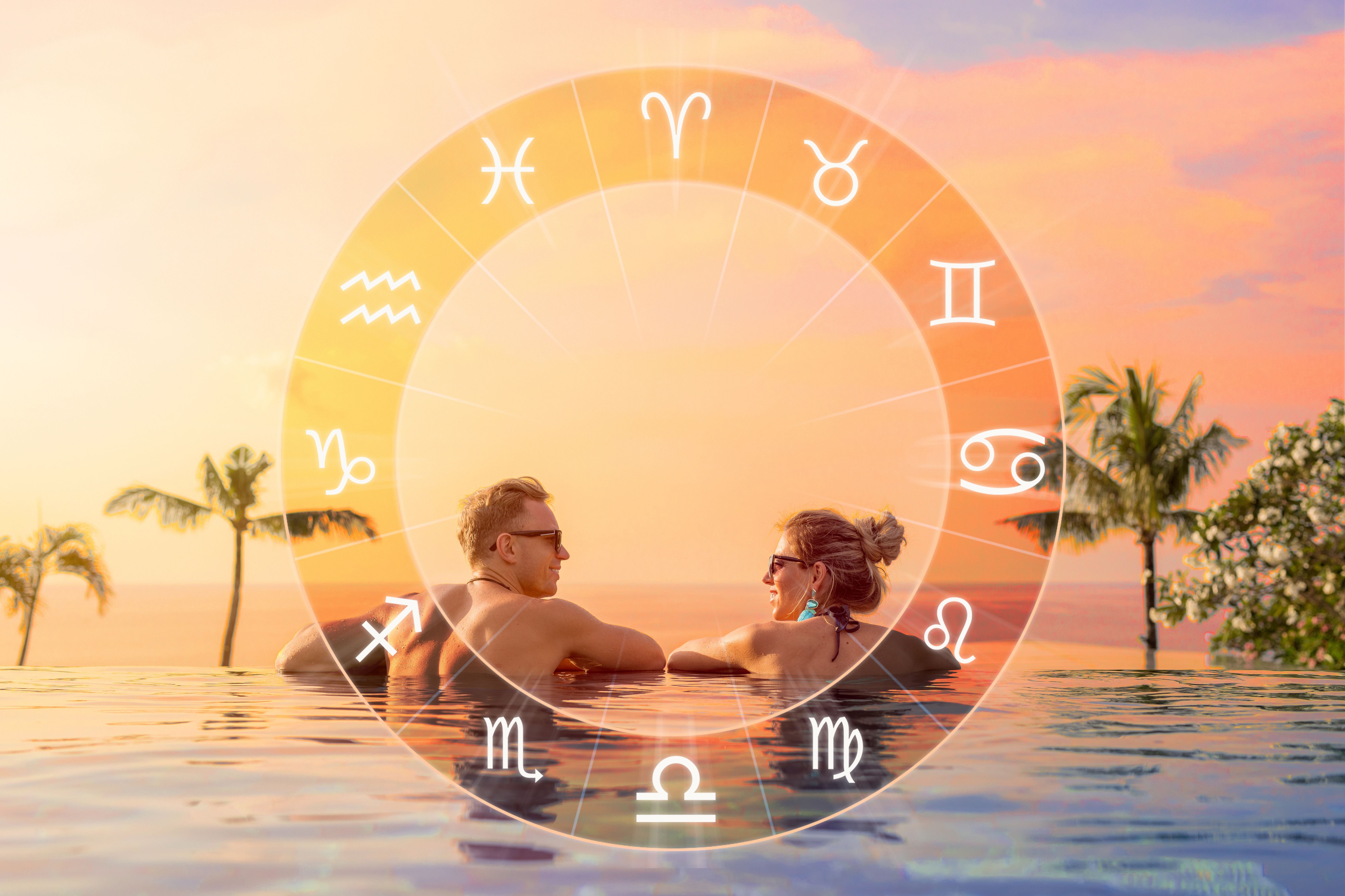 Paar im Pool bei Sonnenuntergang mit Overlay von Tierkreiszeichen für astrologische Kompatibilität.