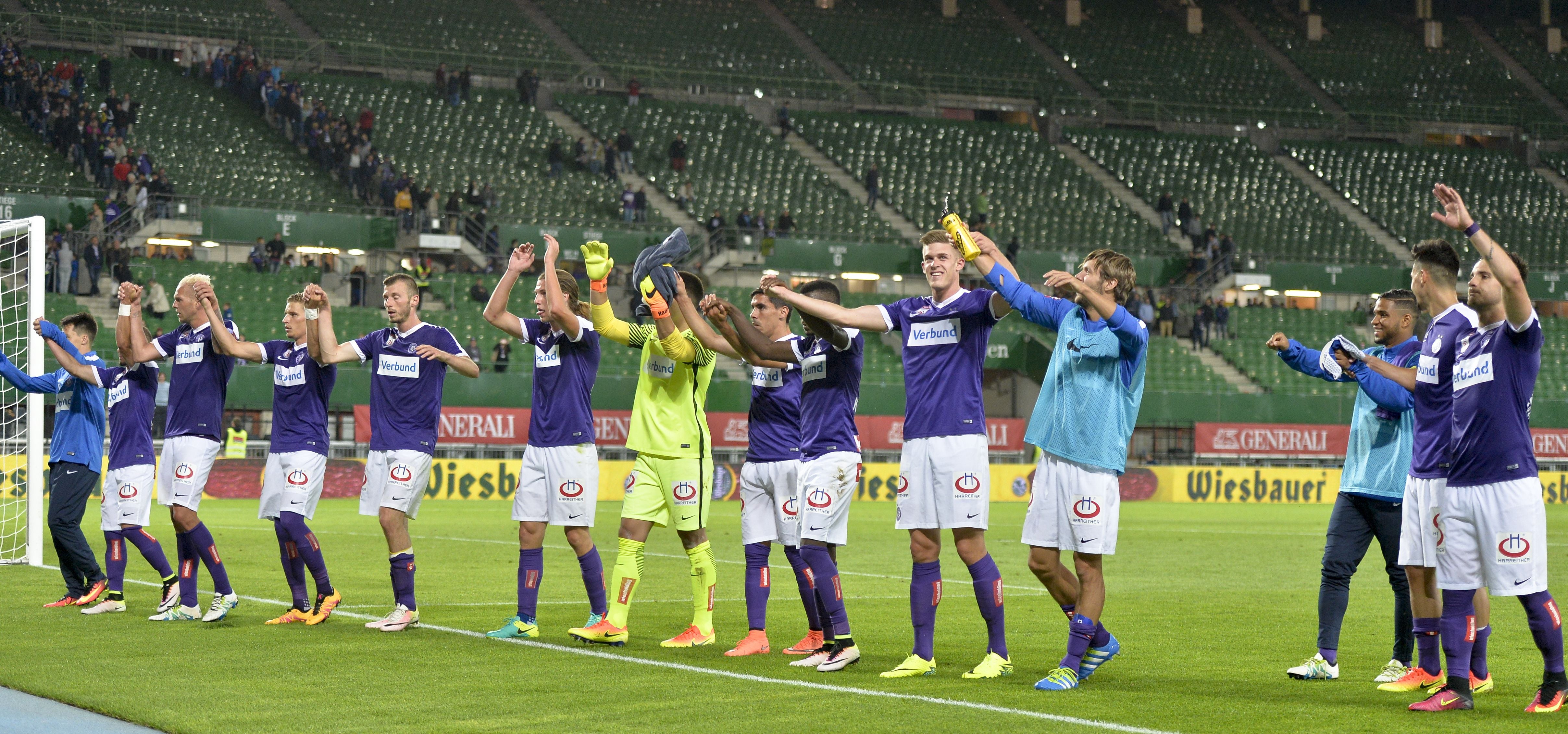 ABD0122_20160714 - WIEN - ÖSTERREICH: Austria-Spieler am Donnerstag, 14. Juli 2016, nach dem UEFA-Europa-League-Qualifikationsspiel FK Austria Wien gegen FK Kukesi im Ernst Happel-Stadion in Wien. - FOTO: APA/HERBERT NEUBAUER