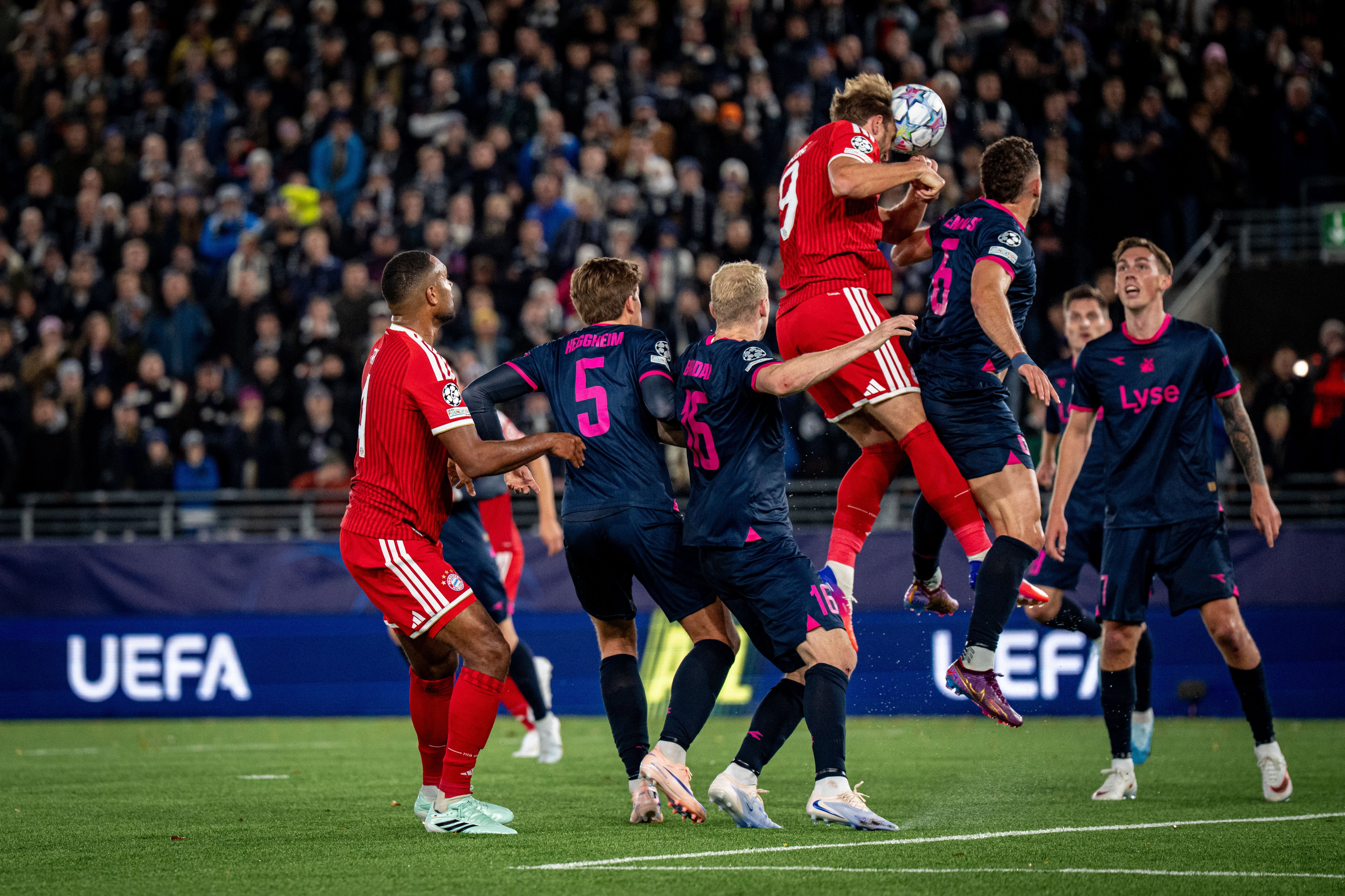 Eiskalter Kane! Mit seinem wuchtigen Kopfball zum 2:2 leitete der England-Kapitän Bayerns spektakuläre Aufholjagd in Stavanger ein.