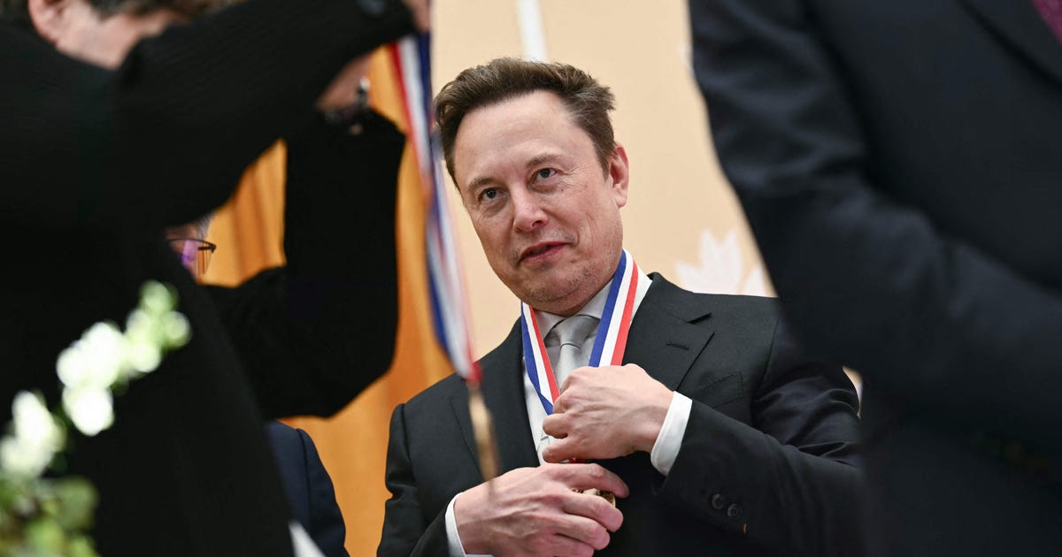 Photo : oe24 Elon Musk expose par erreur des données personnelles sur X via Grok
