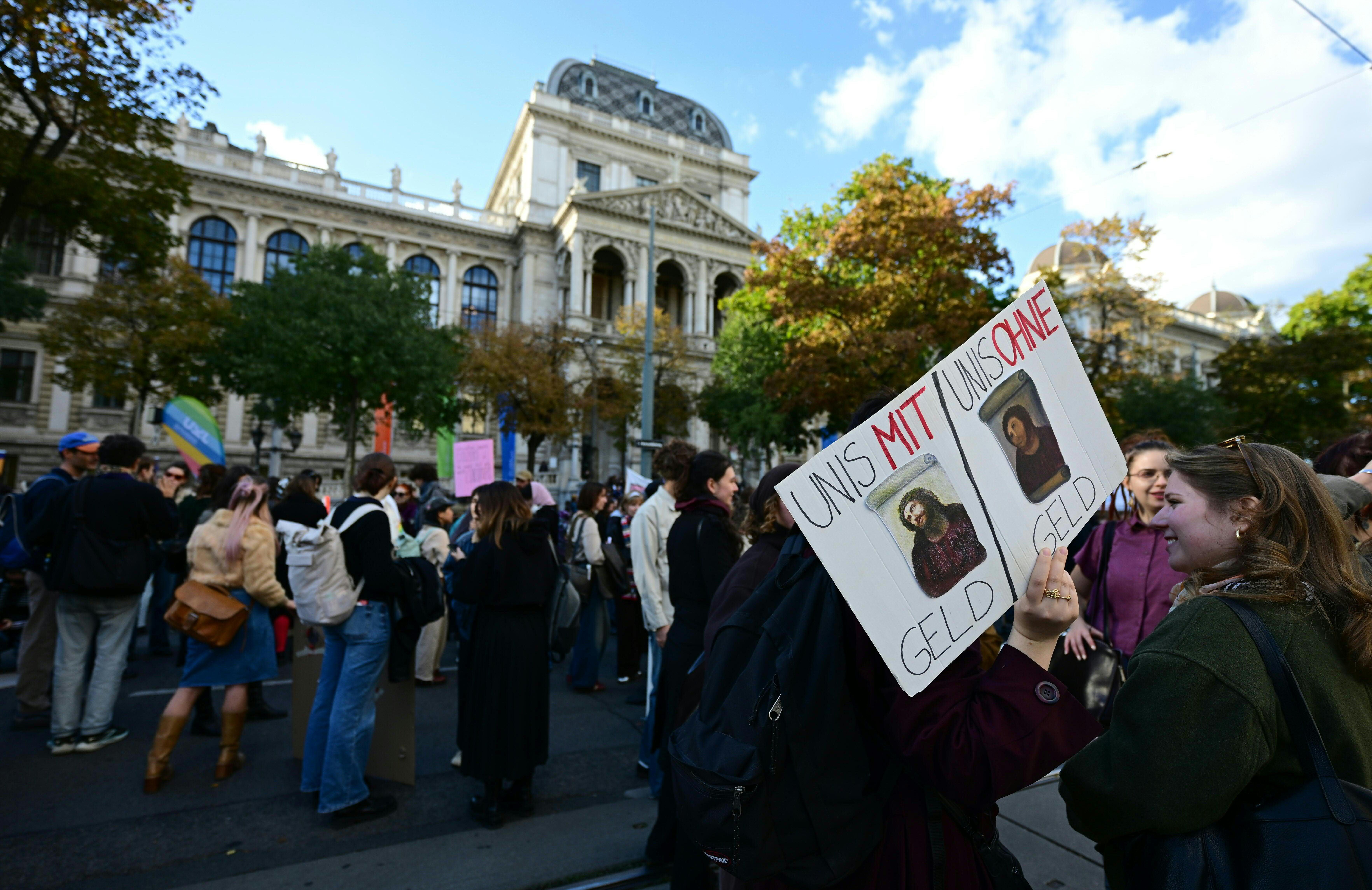 Demonstrierende mit Transparenten gegen Einsparungen an Universitäten auf der Ringstraße in Wien.