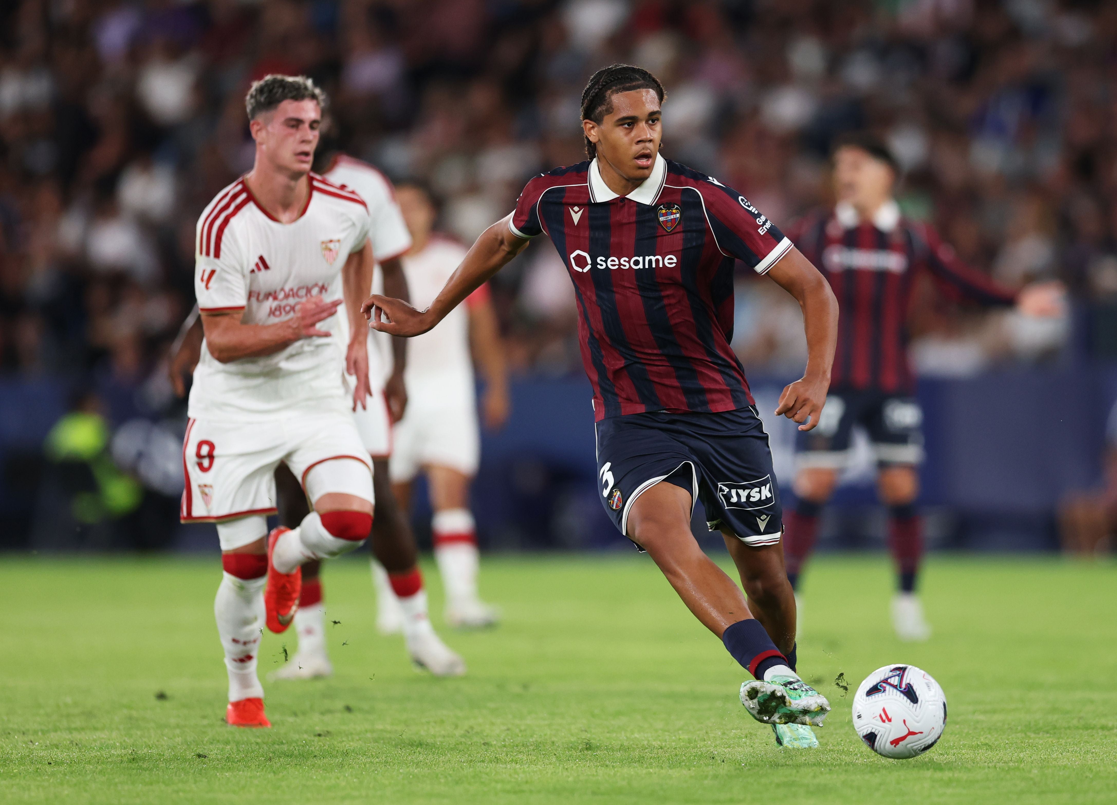 VALENCIA, SPAIN - OCTOBER 12: Ifeanyi Ndukwe of Levante UD passes the ball during the LaLiga EA Sports 2026/27 match between Levante UD and Sevilla FC at Ciutat de Valencia on October 12, 2026 in Valencia, Spain. (Photo by Clive Brunskill/Getty Images)