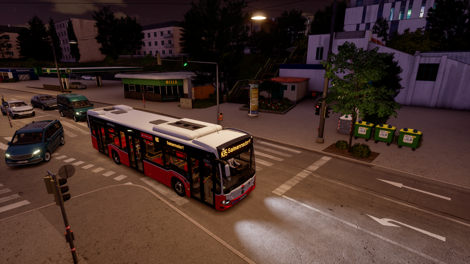 Ein roter Stadtbus fährt nachts durch eine Kreuzung in einer virtuellen Wiener Straßenszene.