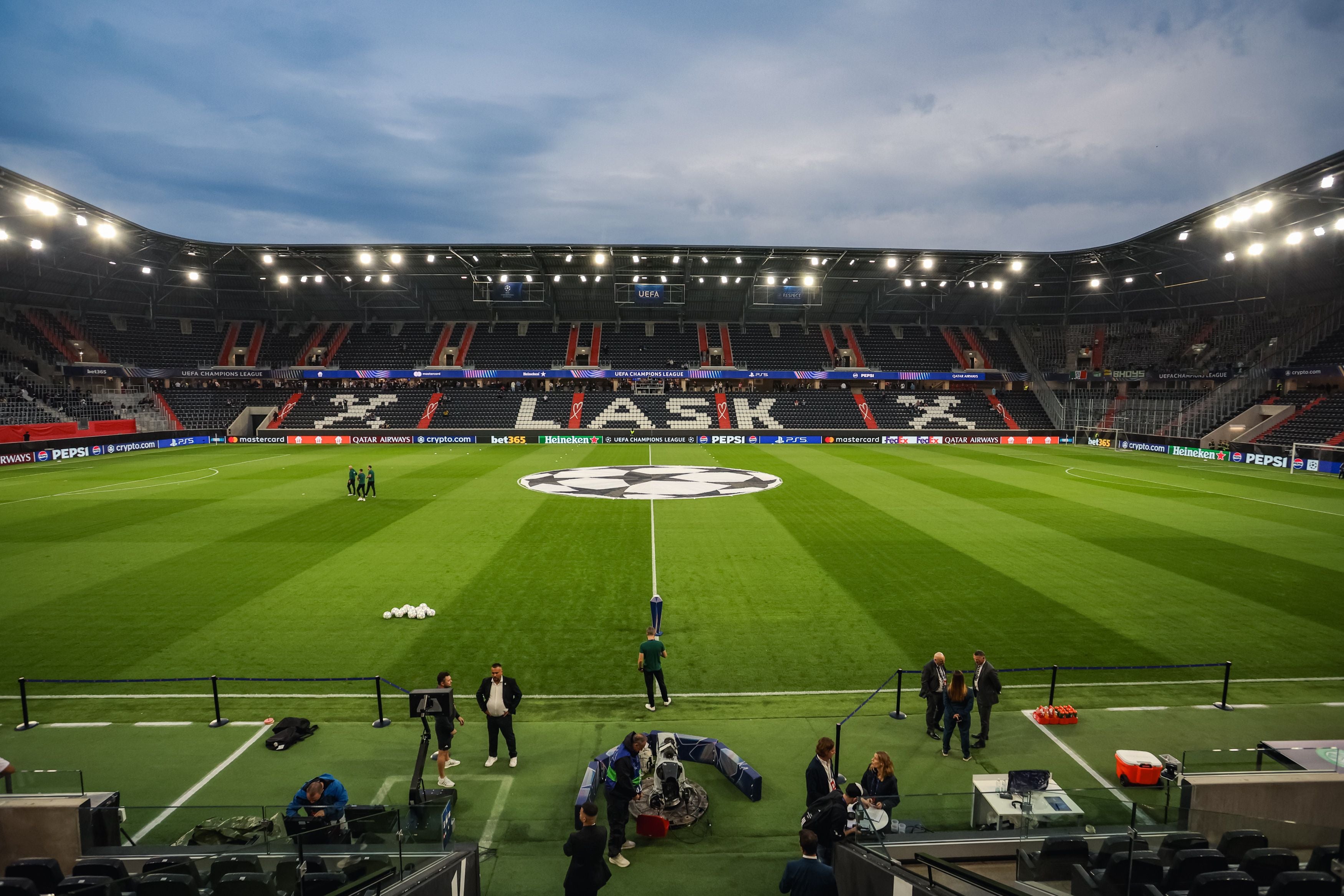Blick auf das beleuchtete UEFA-Champions-League-Stadion Raiffeisen Arena in Linz vor dem Spiel.