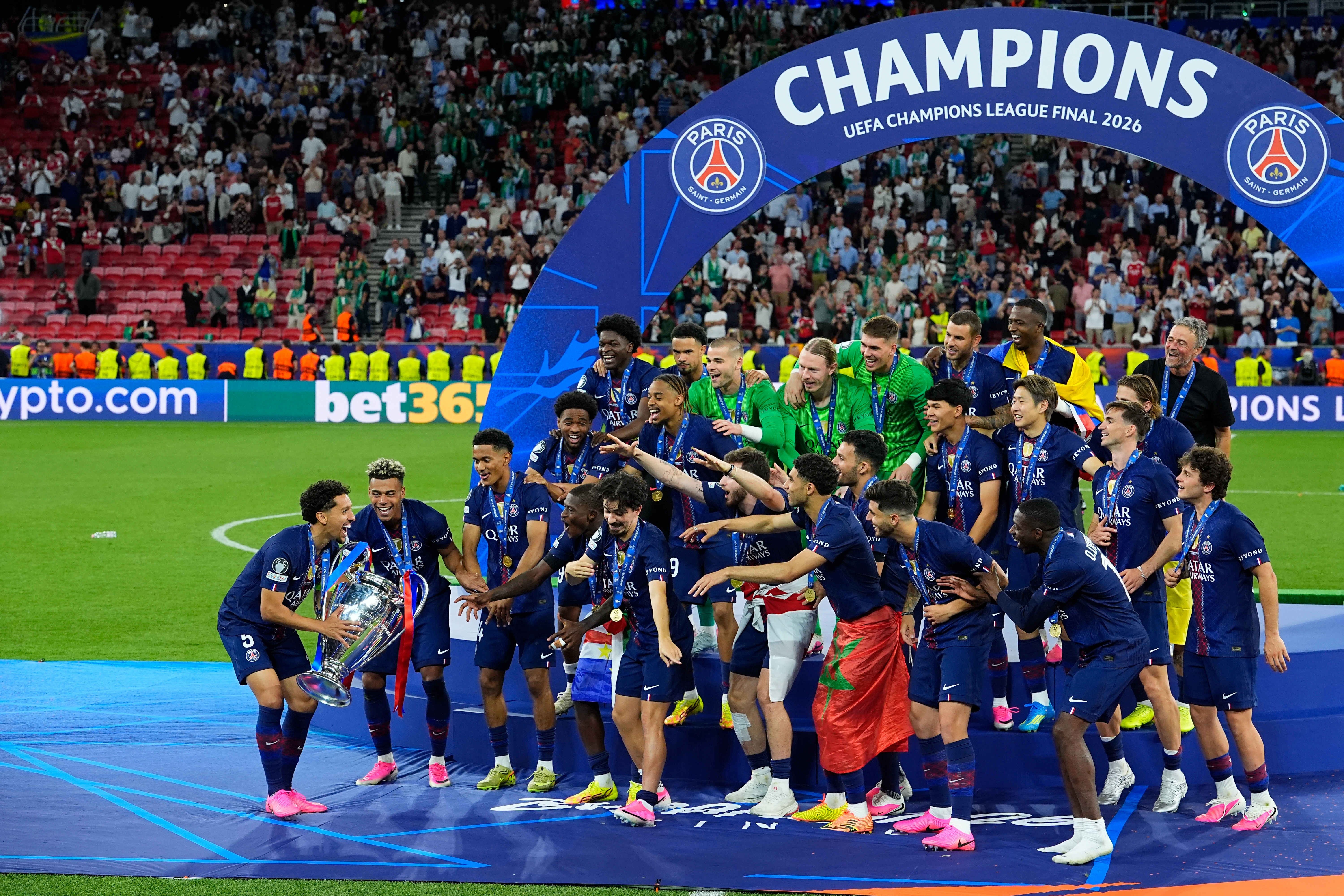 PSG-Spieler jubeln mit dem Champions-League-Pokal nach dem Finalsieg in Budapest 2026.