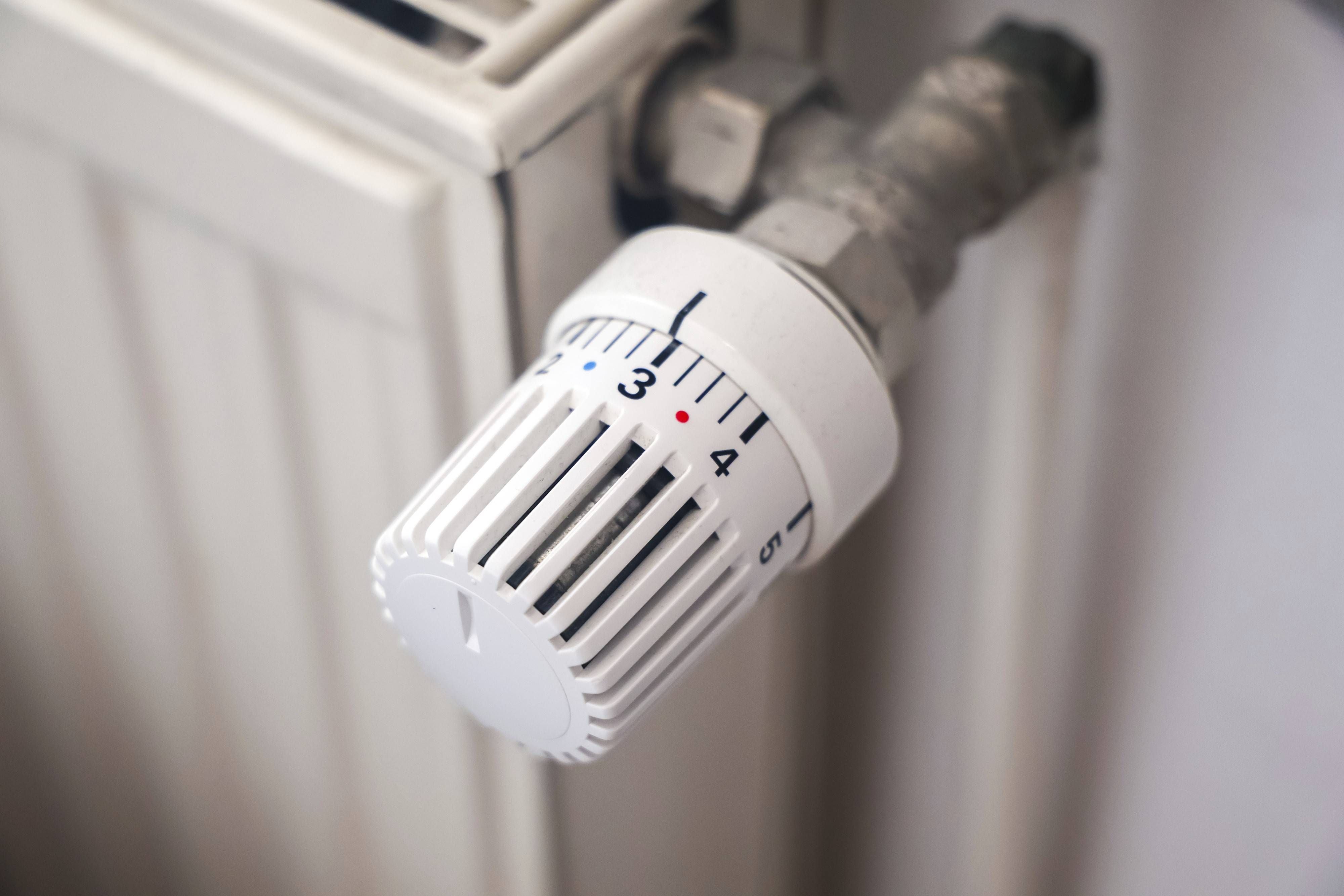 Nahaufnahme eines Heizkörper-Thermostats mit Zahlen zur Temperatureinstellung.