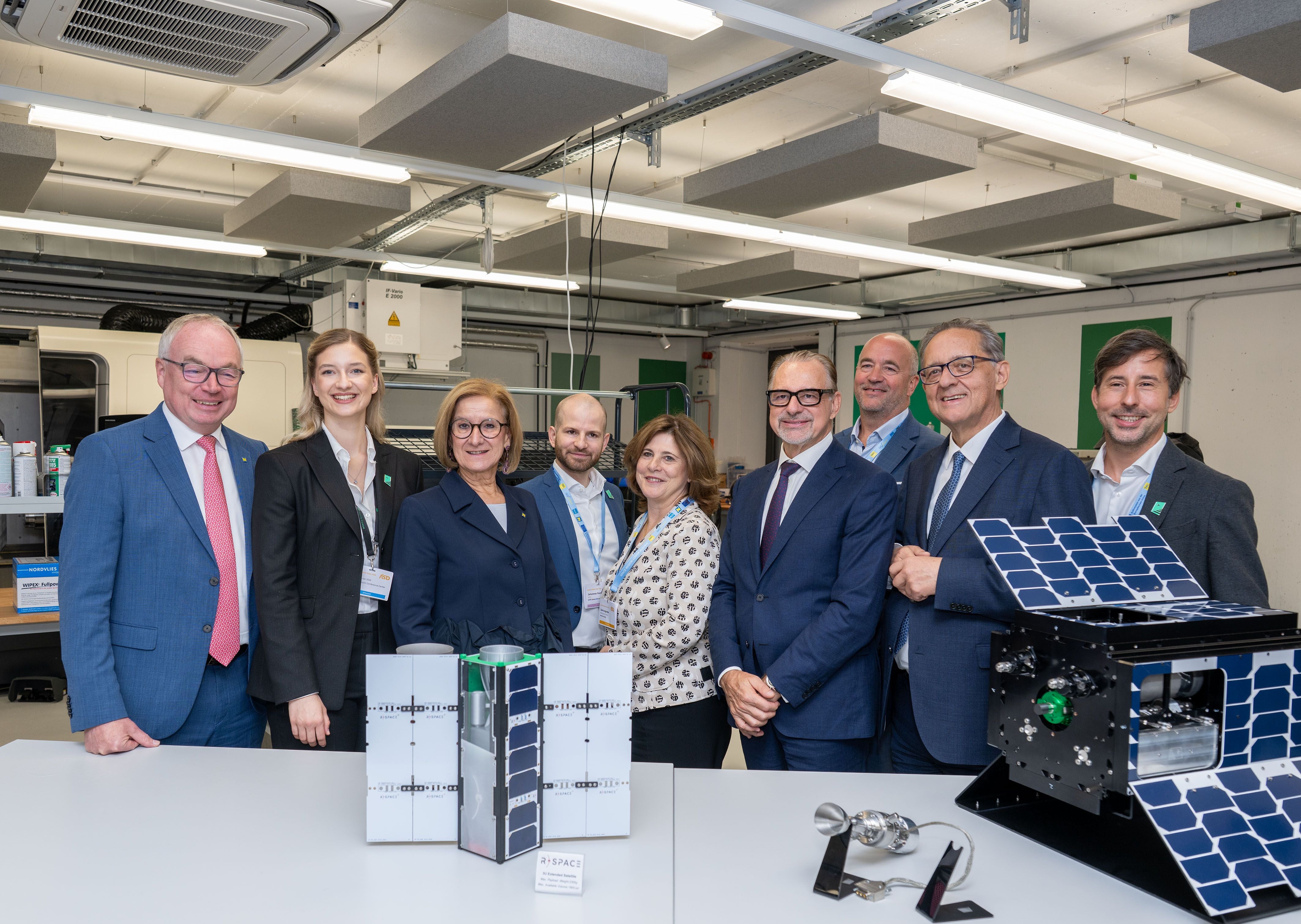 Mit Vertretern der Firmen Gate Space: LH-Stellvertreter Stephan Pernkopf, Marianne Röchling, Landeshauptfrau Johanna Mikl-Leitner, Johannes Pammer, Doris Agneter, Geschäftsführerin von Tecnet, ESA-Generaldirektor Josef Aschbacher, Michael Moll, Geschäftsführer accent, und Flughafen Wien-Vorstand Günther Ofner.