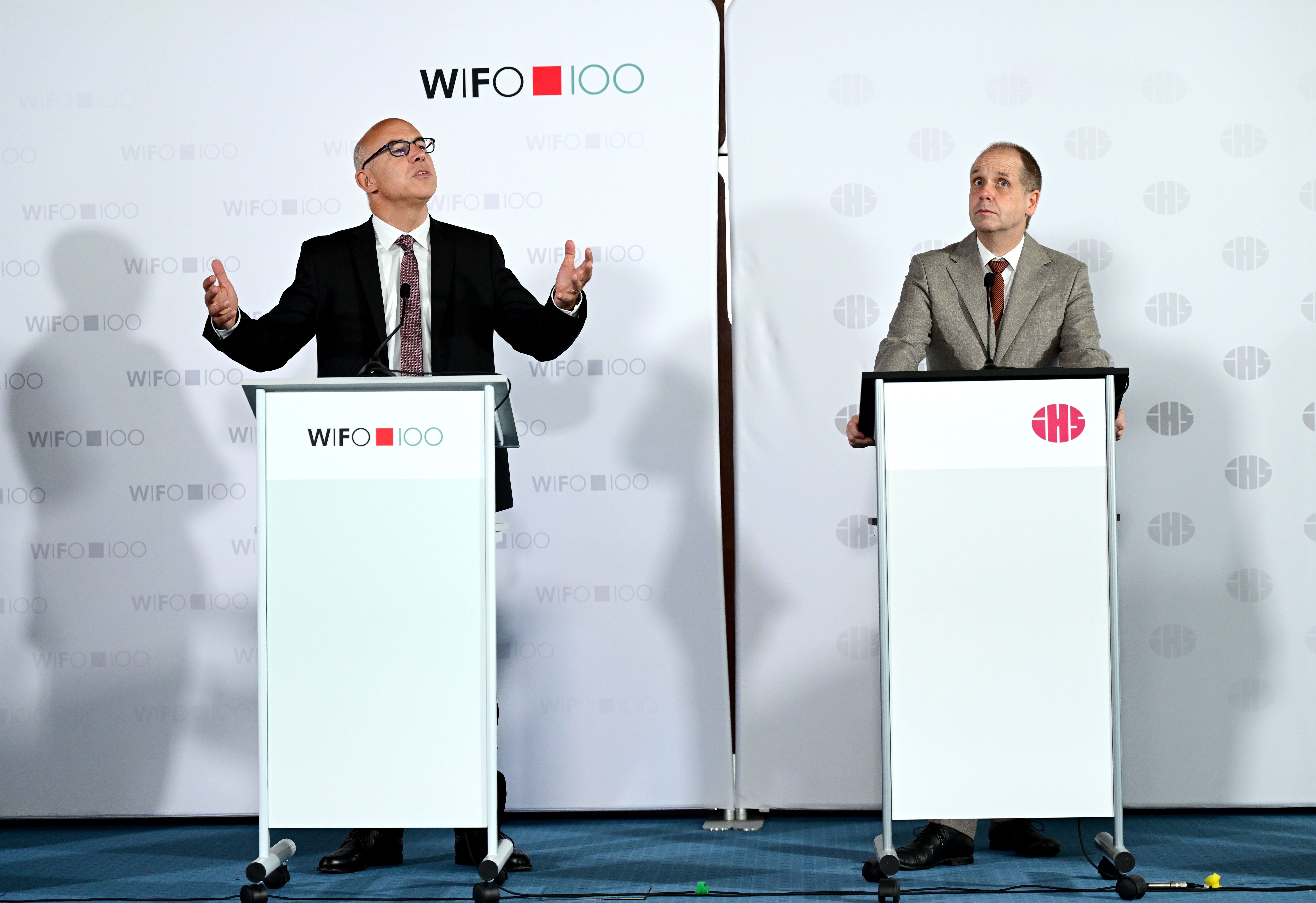 Zwei Männer stehen an Rednerpulten bei einer Pressekonferenz in Wien.