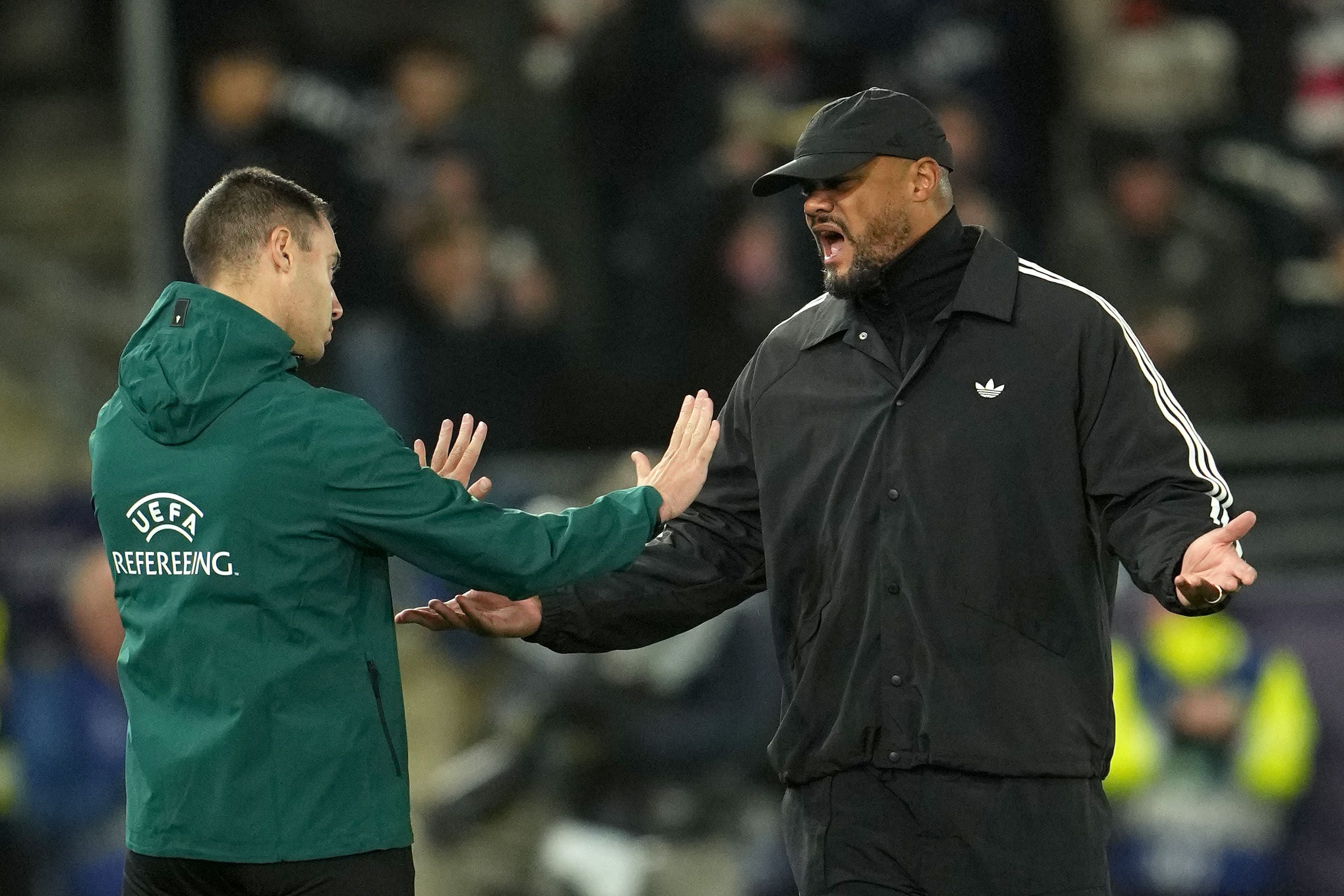 Sichtlich sauer auf Olise! Vincent Kompany versucht noch, beim Schiedsrichter zu intervenieren und den Platzverweis seines Stars abzuwenden.