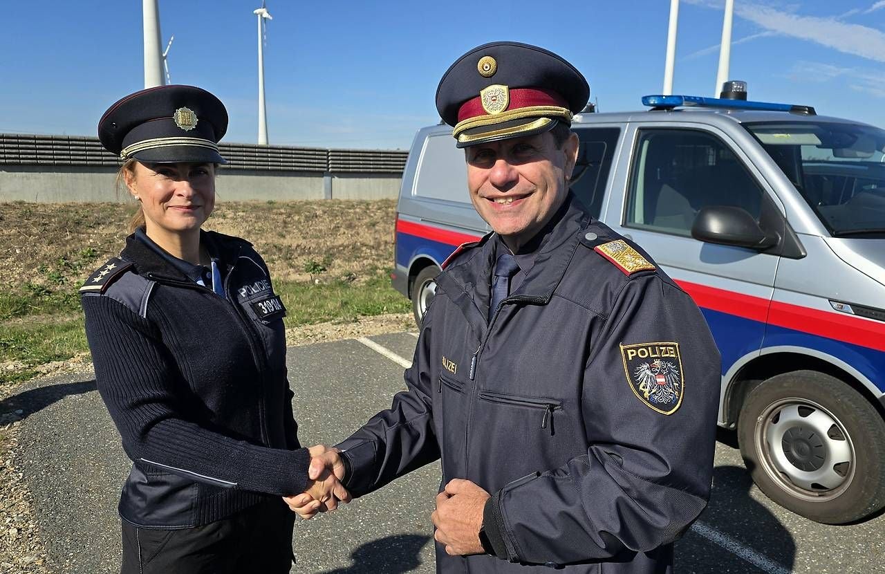 Petra Ledabylová (Polizei Region Südmähren) und Österreichs Bundespolizeidirektor Michael Takacs beim Start zur Schwerpunktaktion gegen Pyrotechnik.