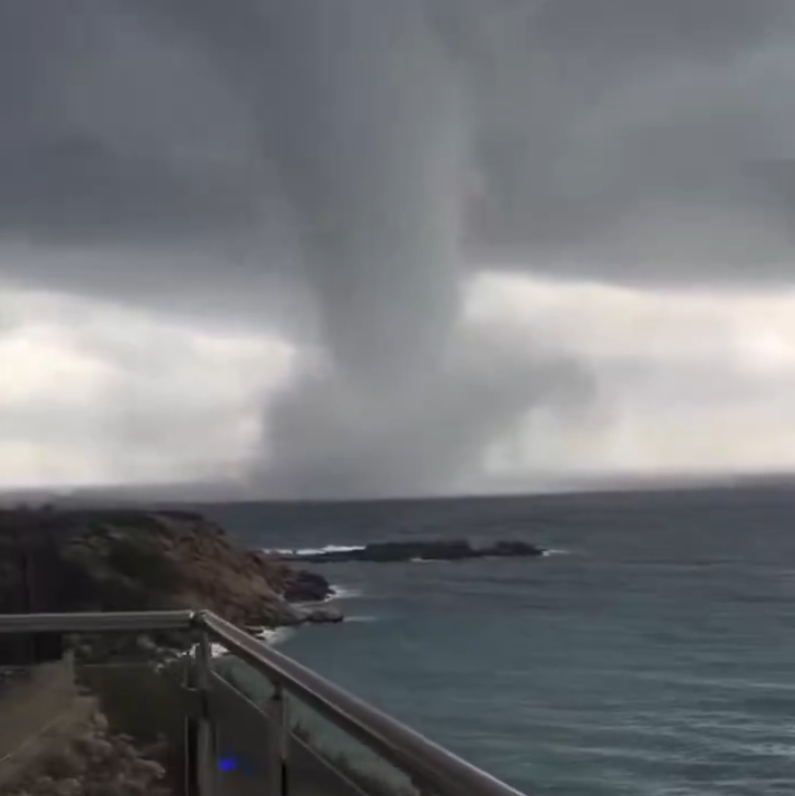 Ein Tornado über dem Meer bei bewölktem Himmel an Griechenlands Küste.