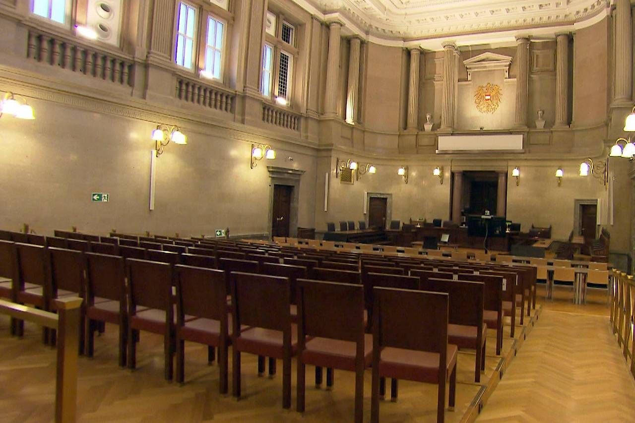 Großer Schwurgerichtssaal im Wiener Landesgericht mit leeren Stuhlreihen und richterlicher Empore.