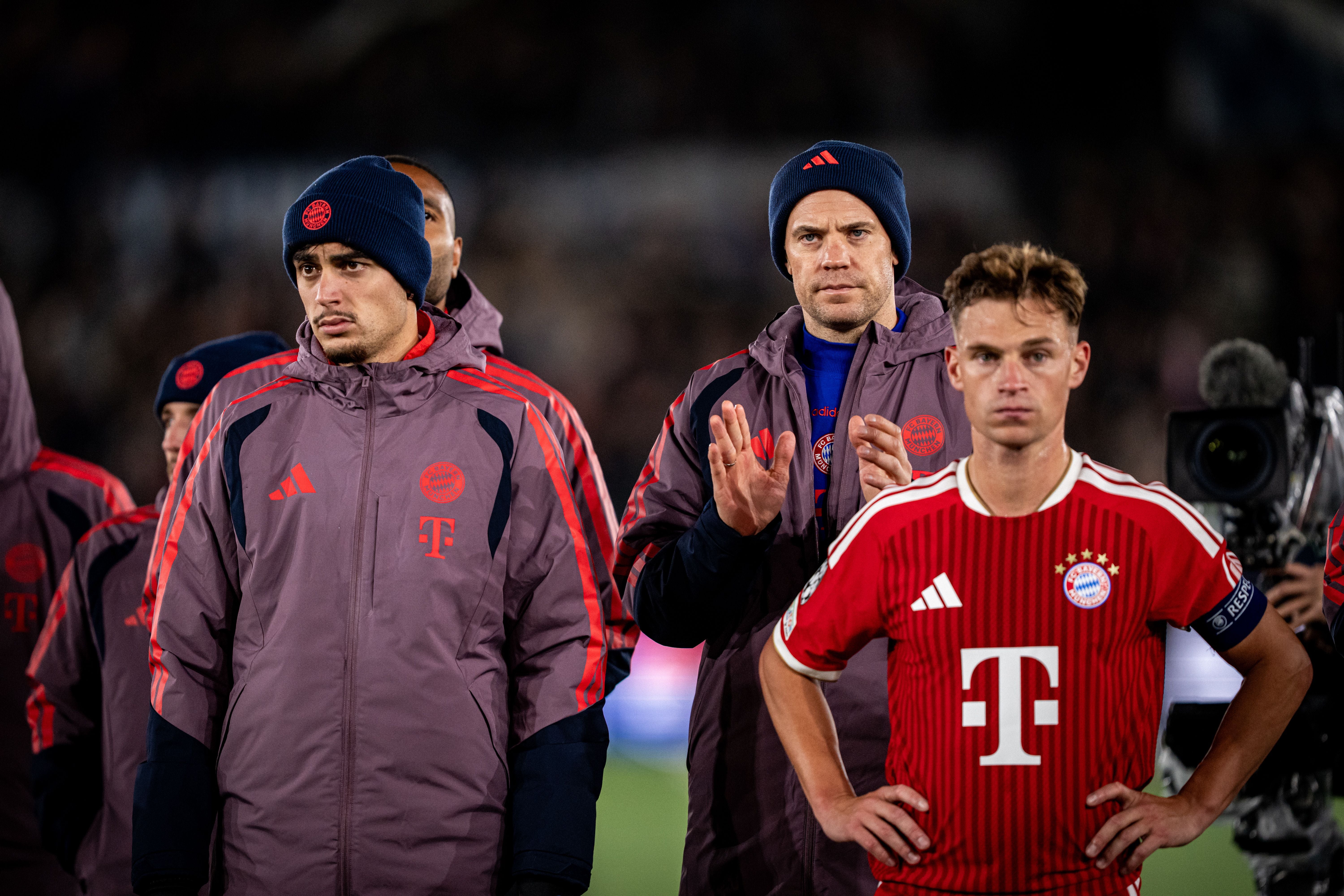 Nach Kunstrasen-Thriller in Norwegen: Lange Gesichter bei den Bayern-Superstars.