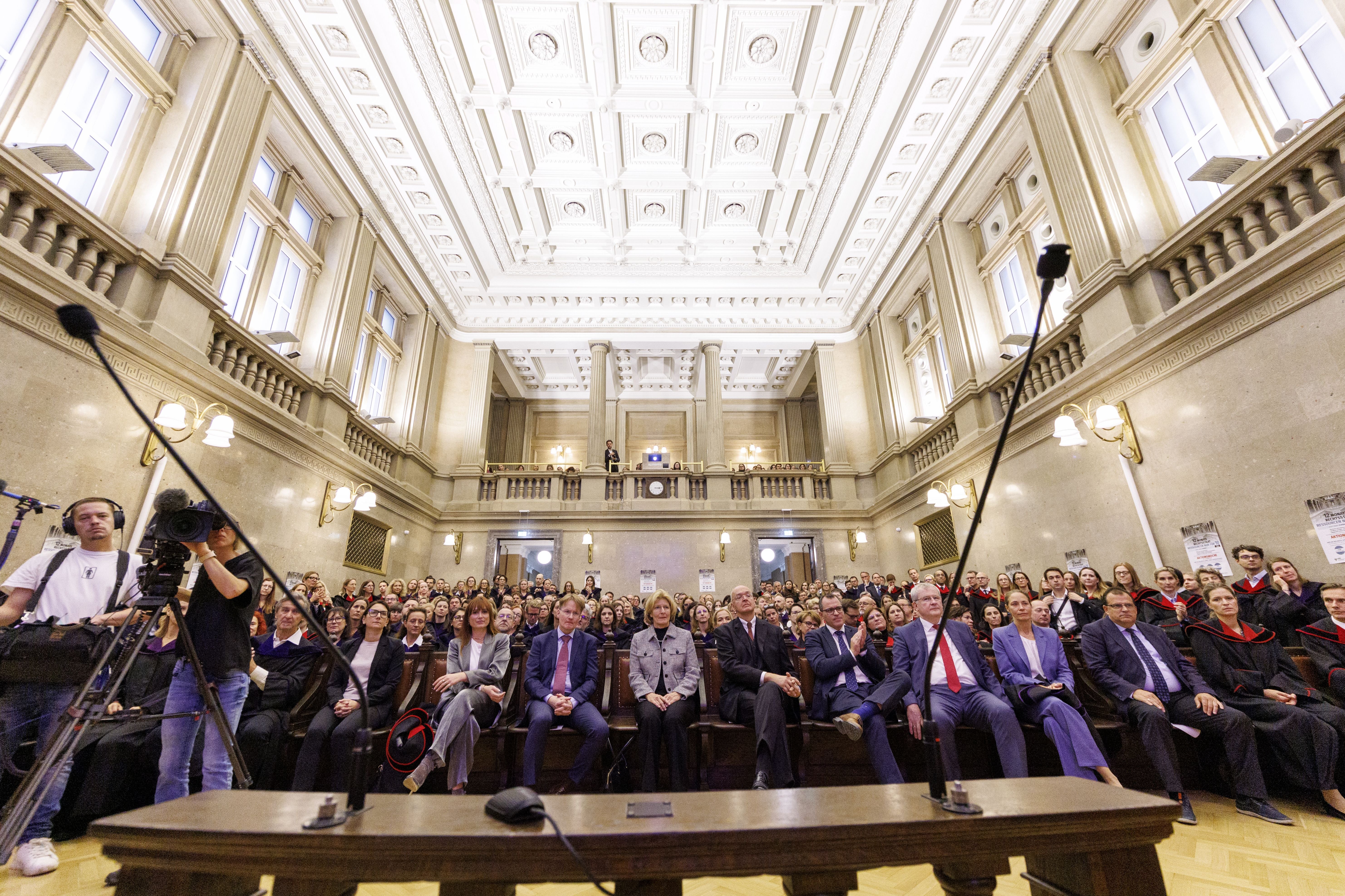 Großer Saal mit vielen sitzenden Menschen bei einer Protestversammlung im Wiener Landesgericht.