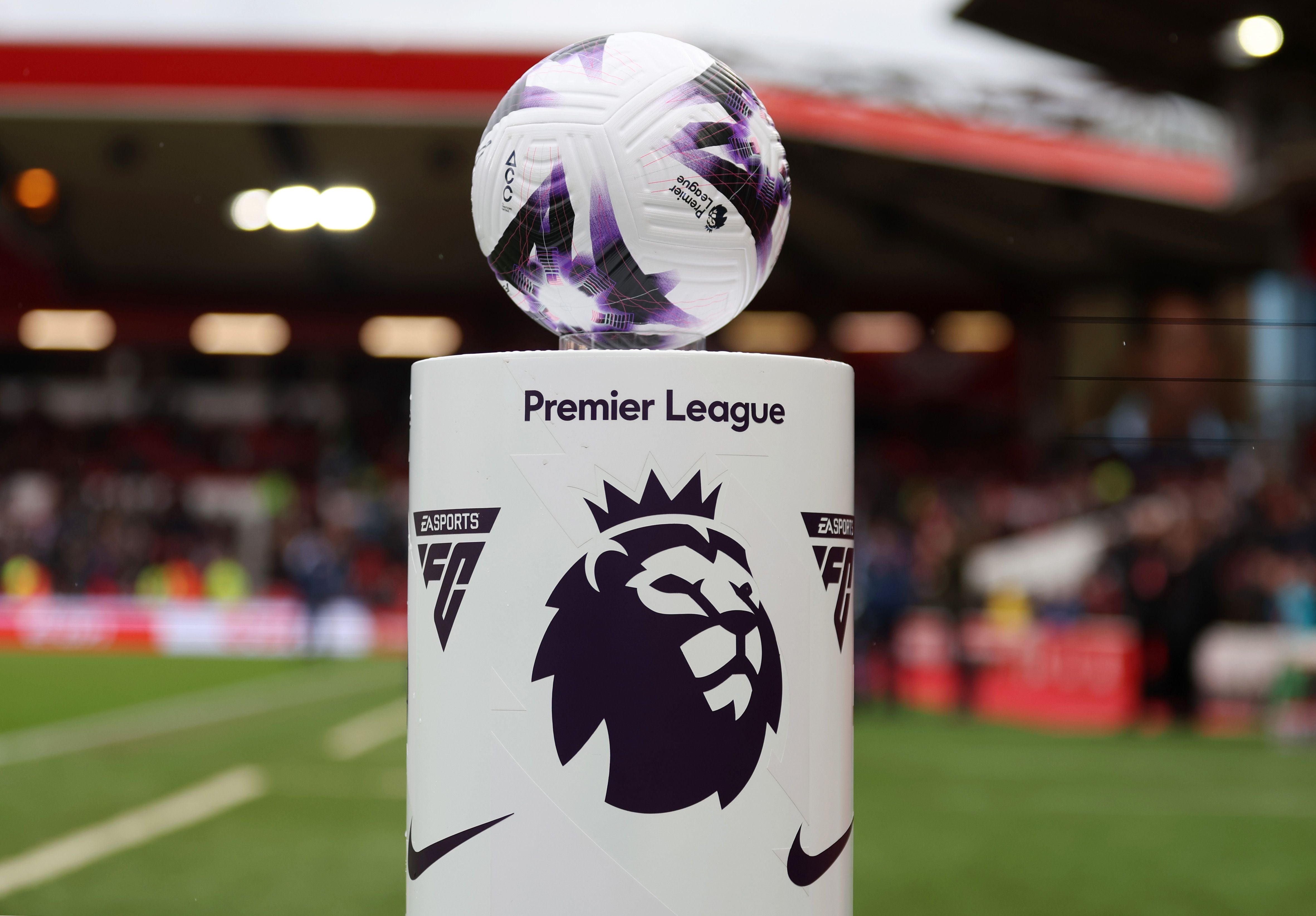 Ein Premier-League-Fußball liegt auf einem Podest mit dem Löwenlogo im Stadion.