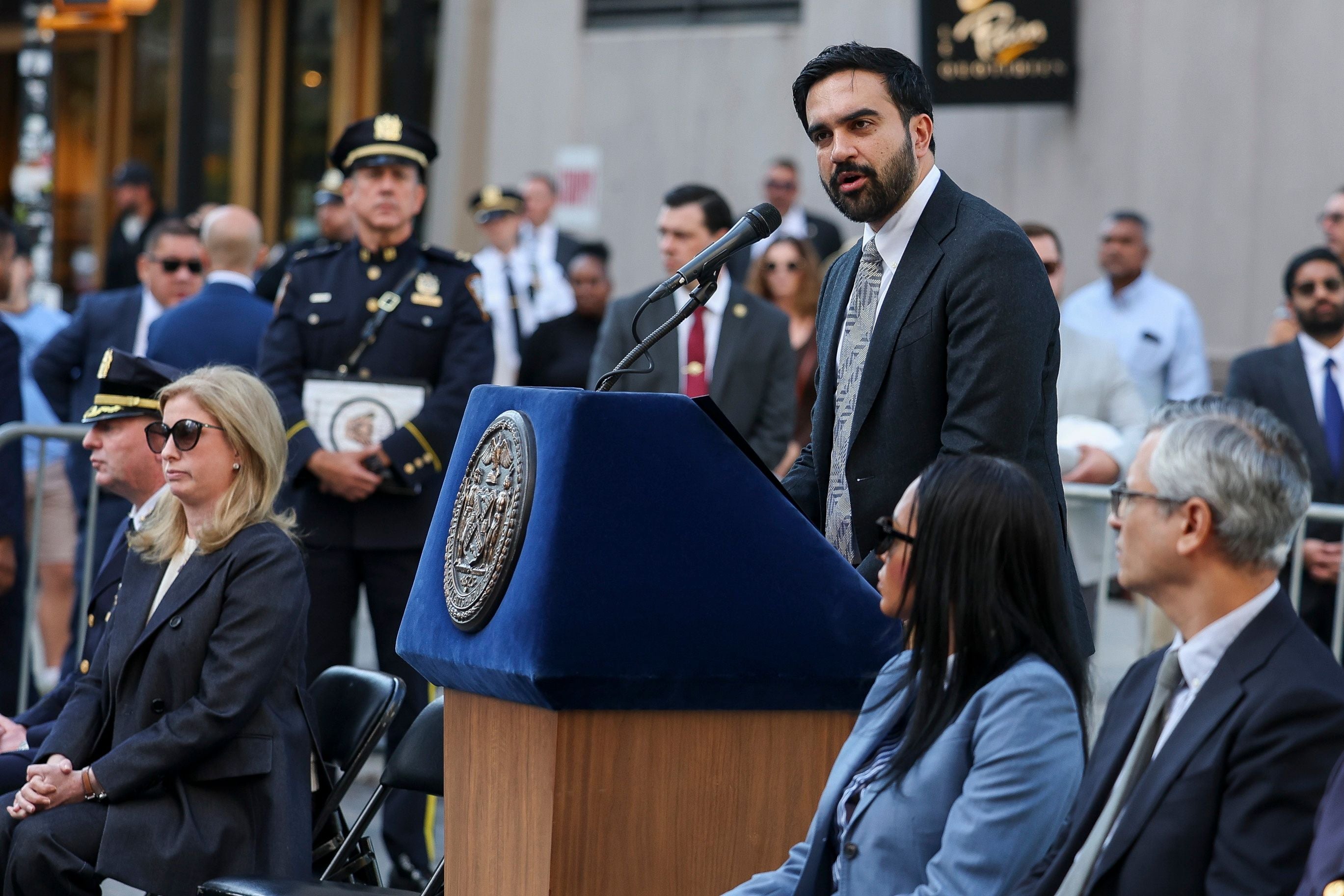 Ein Mann hält bei einer Gedenkveranstaltung der NYPD in New York eine Rede am Rednerpult.