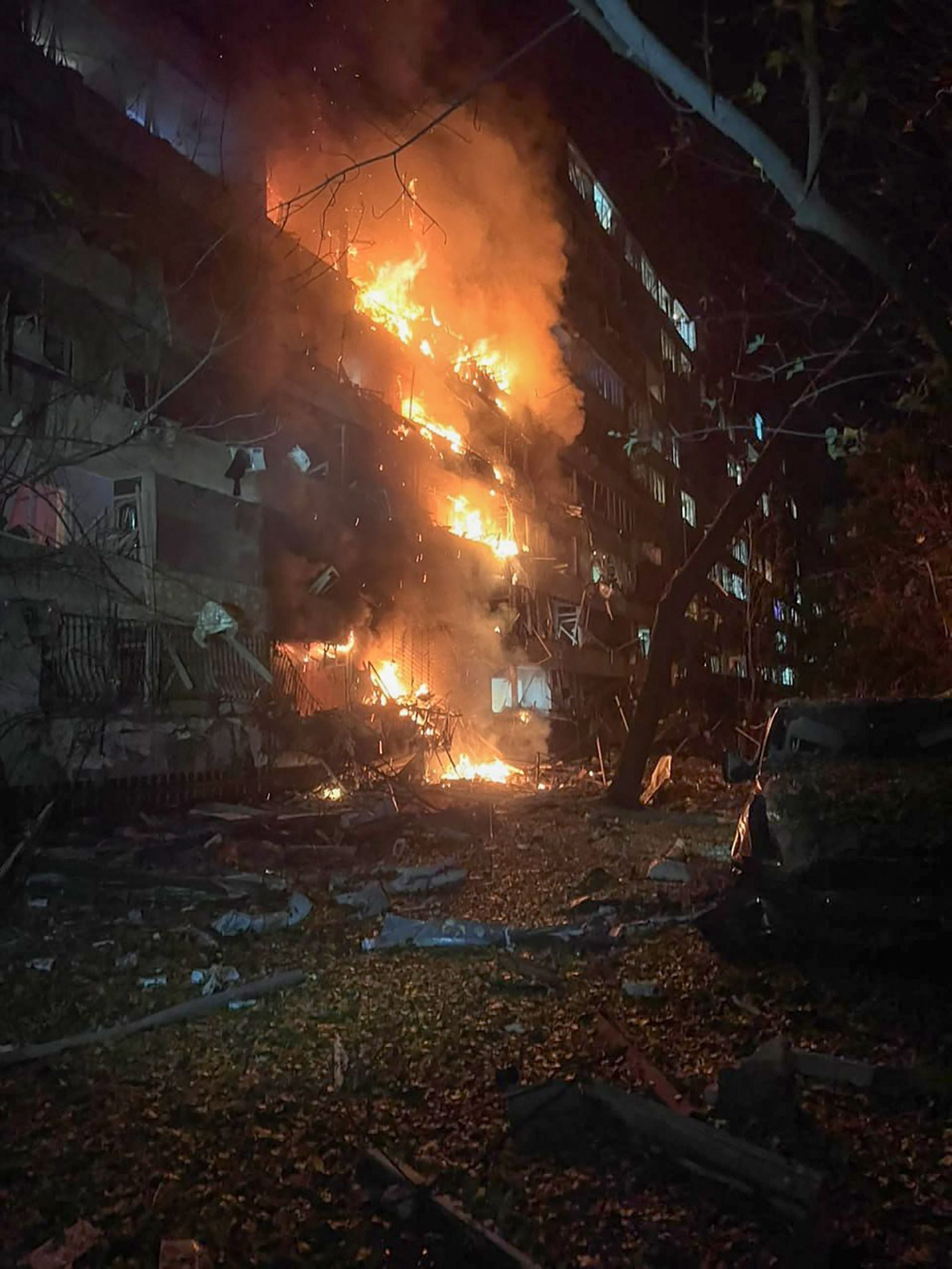 Wohnhaus von Raketen getroffen