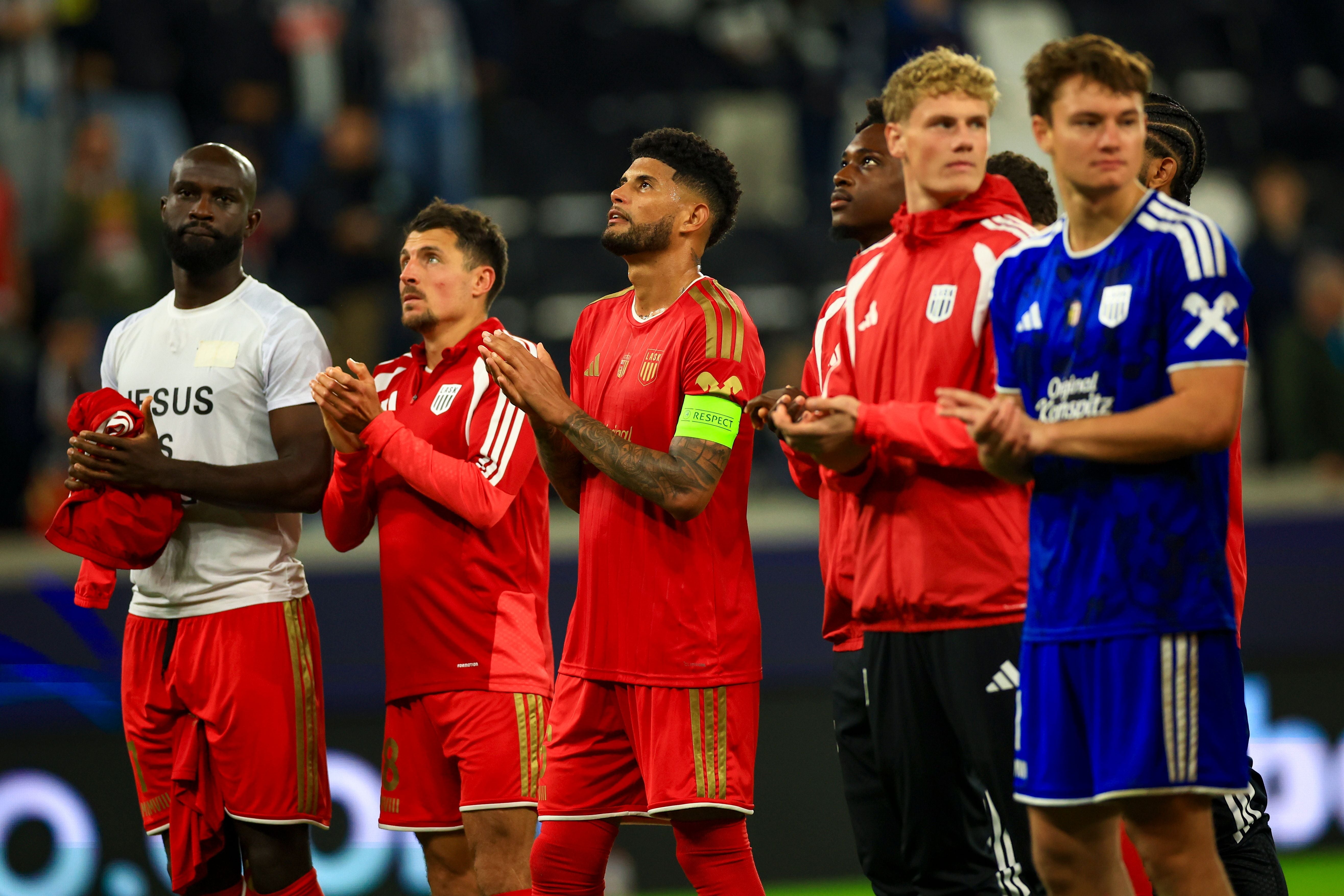 LASK-Spieler stehen nach dem Champions-League-Spiel nachdenklich auf dem Spielfeld.