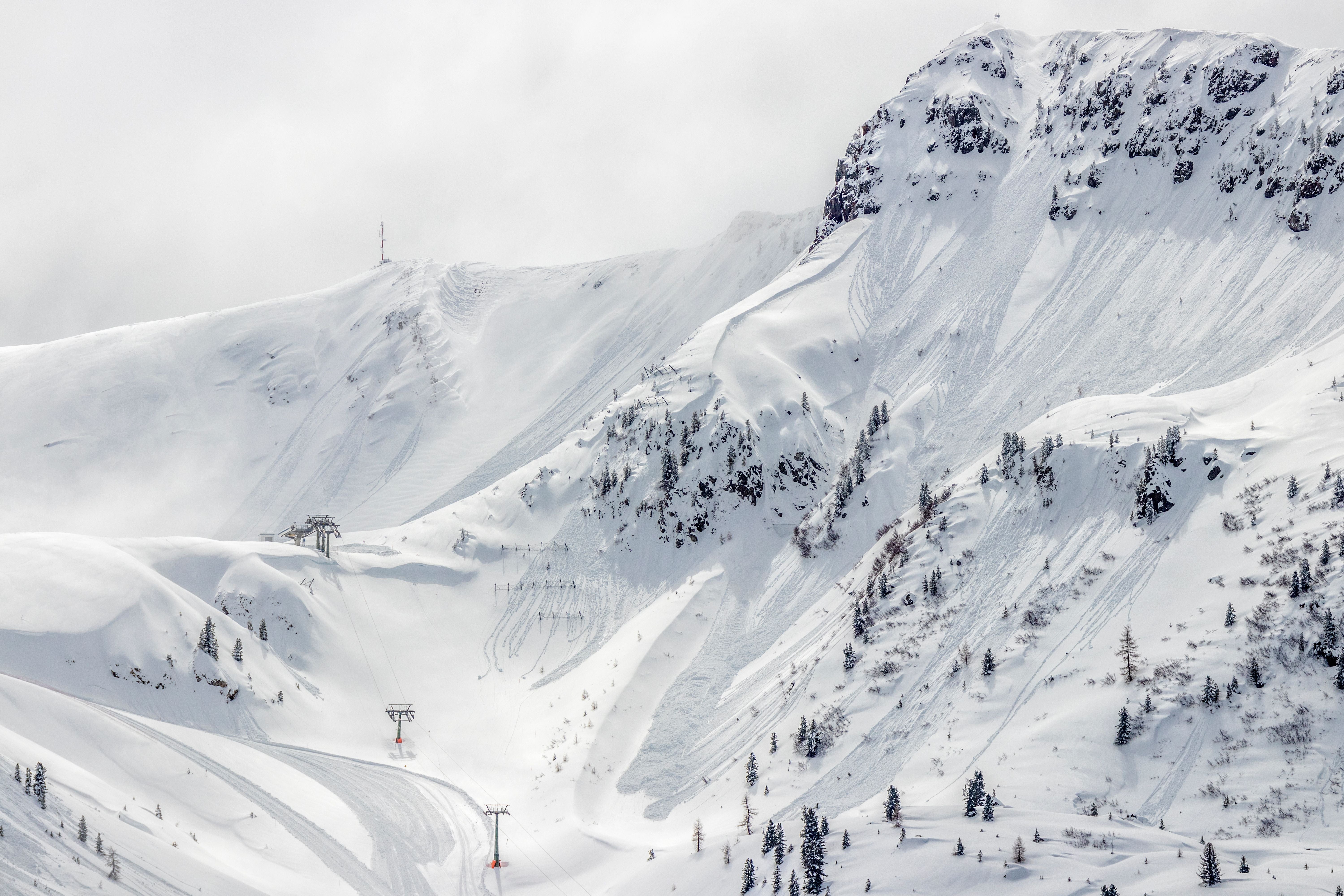 Verschneite Berge mit Skiliften und Skipisten im Ski Center Latemar in den italienischen Dolomiten.