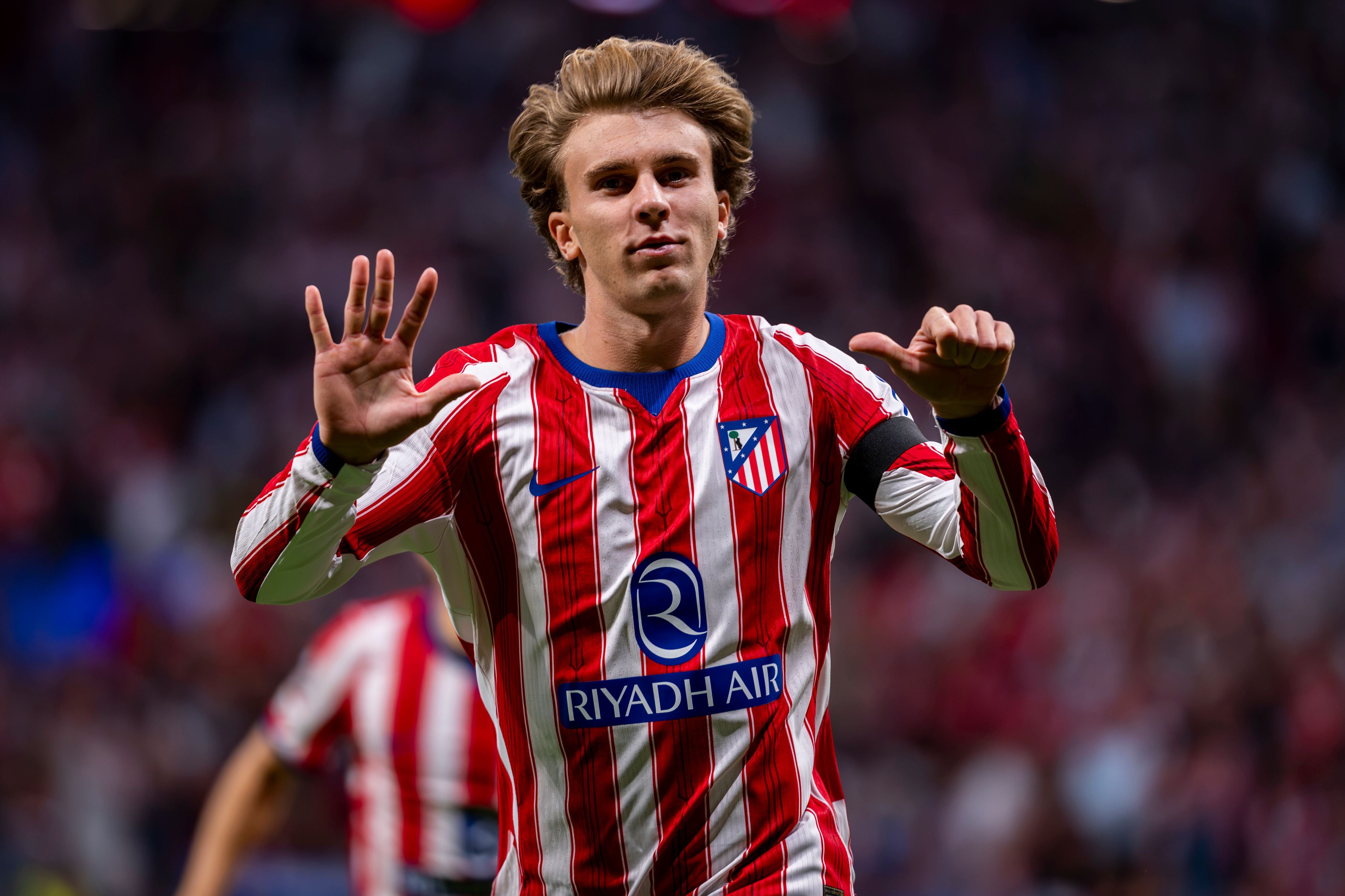 Pablo Barrios jubelt nach seinem Führungstreffer für Atlético Madrid – mit einer Geste für den fehlenden Kapitän Koke.