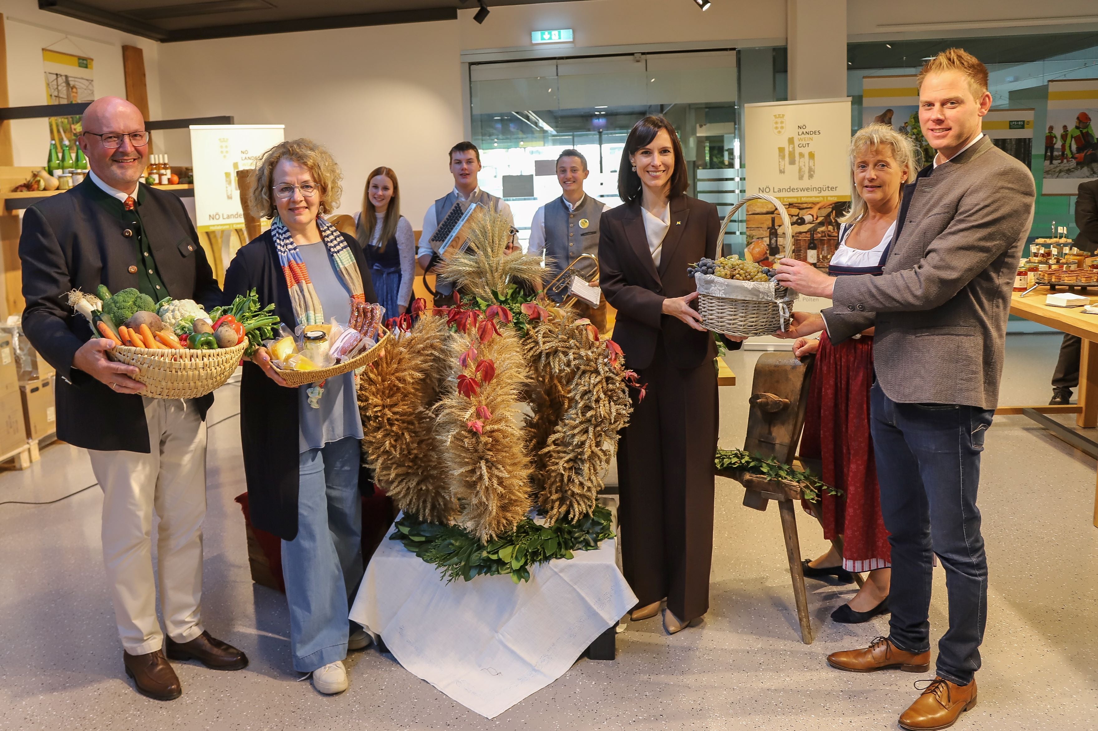 Landesgüterdirektor Erhard Kührer, Bildungs-Landesrätin Christiane Teschl-Hofmeister, Johanna Hofmacher, Elias Katzensteiner und Lukas Übellacker (Musikantengruppe der LFS Hohenlehen), Abteilungsleiter-Stellvertreterin Cornelia Hofer, Landesschulinspektorin Agnes Karpf-Riegler, Schulinspektor Stefan Amon.