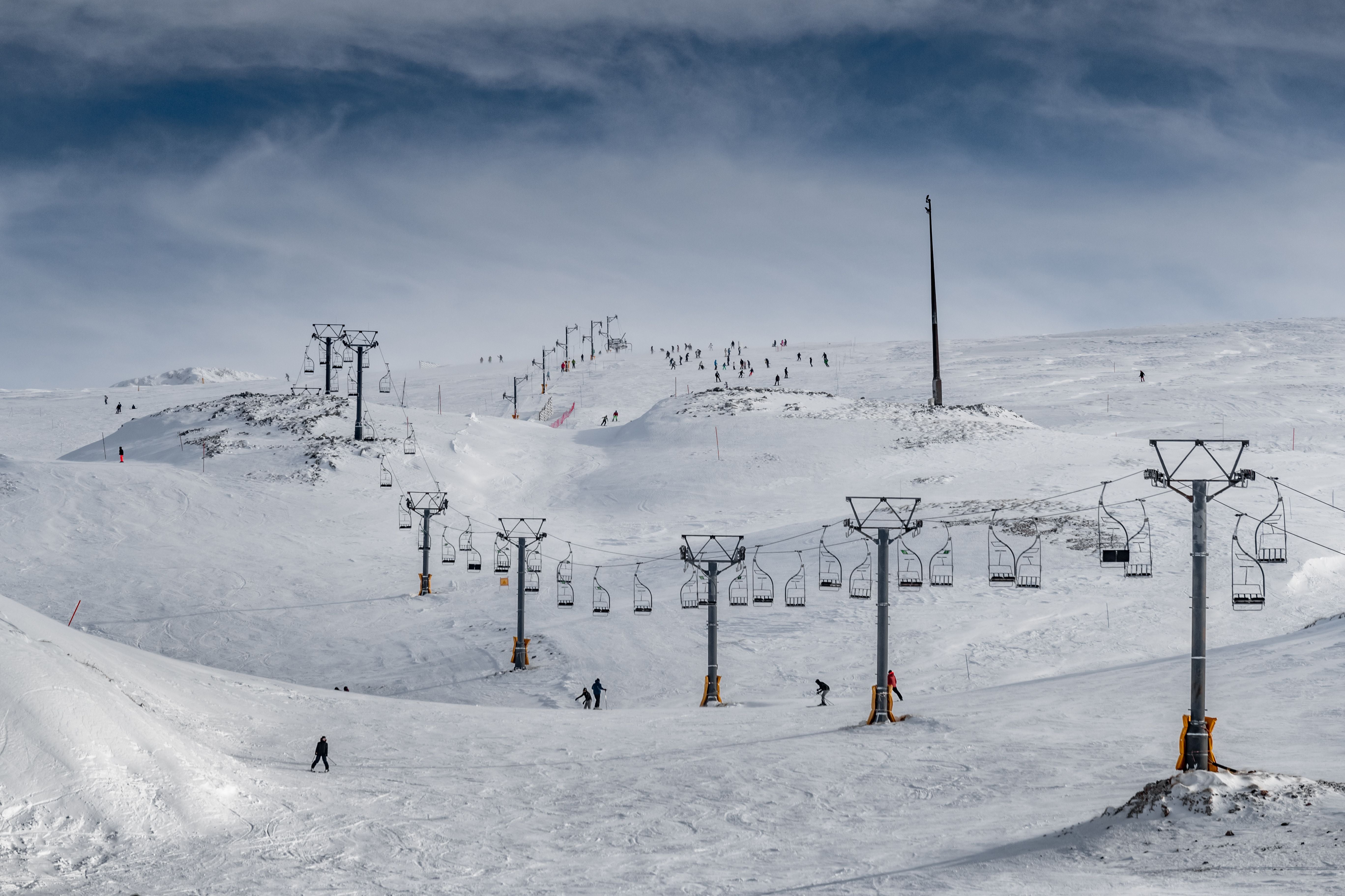 Skigebiet auf dem schneebedeckten Berg Parnassos mit Skiliften und Skifahrern in Griechenland.