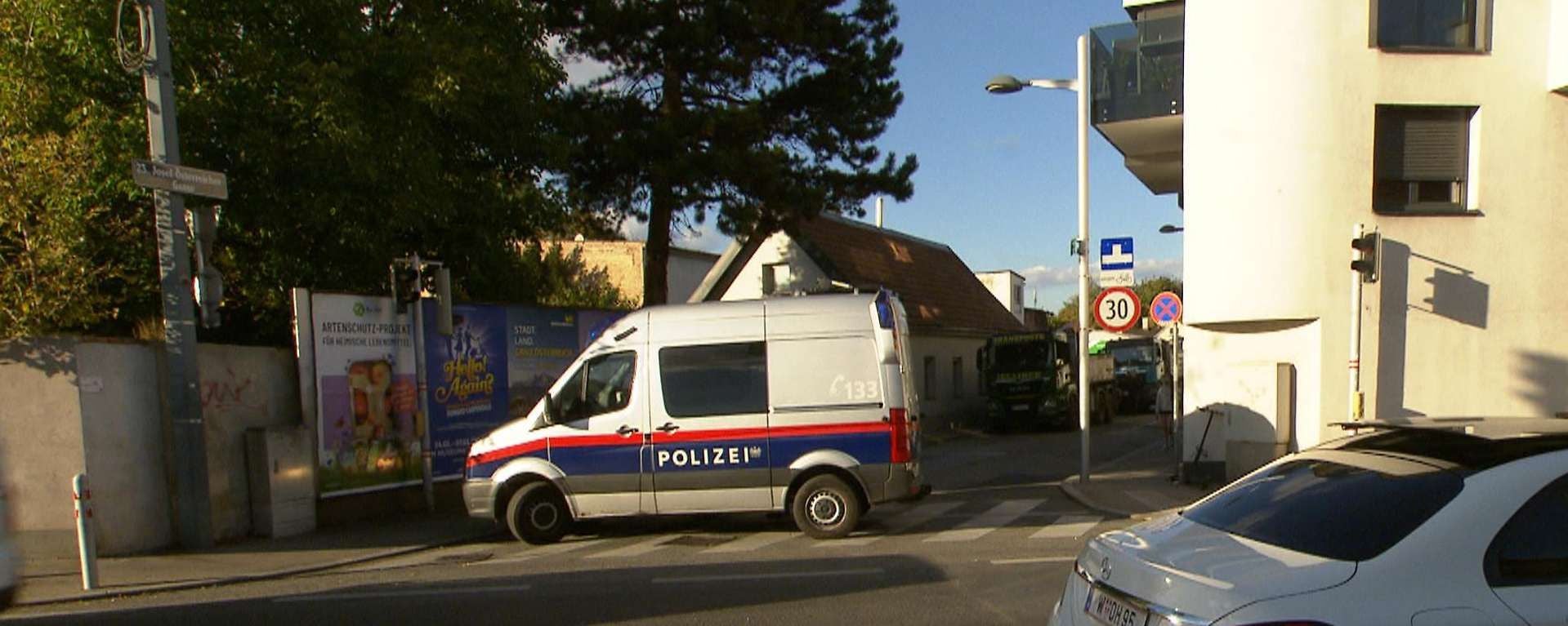 Rechts an die Wand gelehnt, der Roller, links hinten die beiden Lkw.