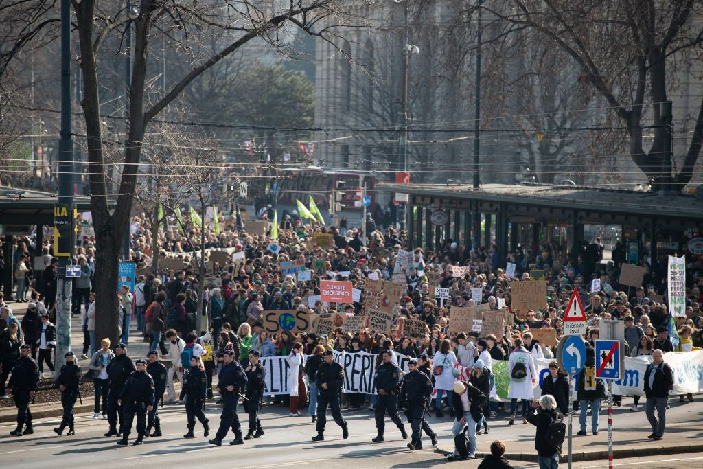 Große Demonstration in Wien mit vielen Menschen, Bannern und Plakaten für Klimaschutz.
