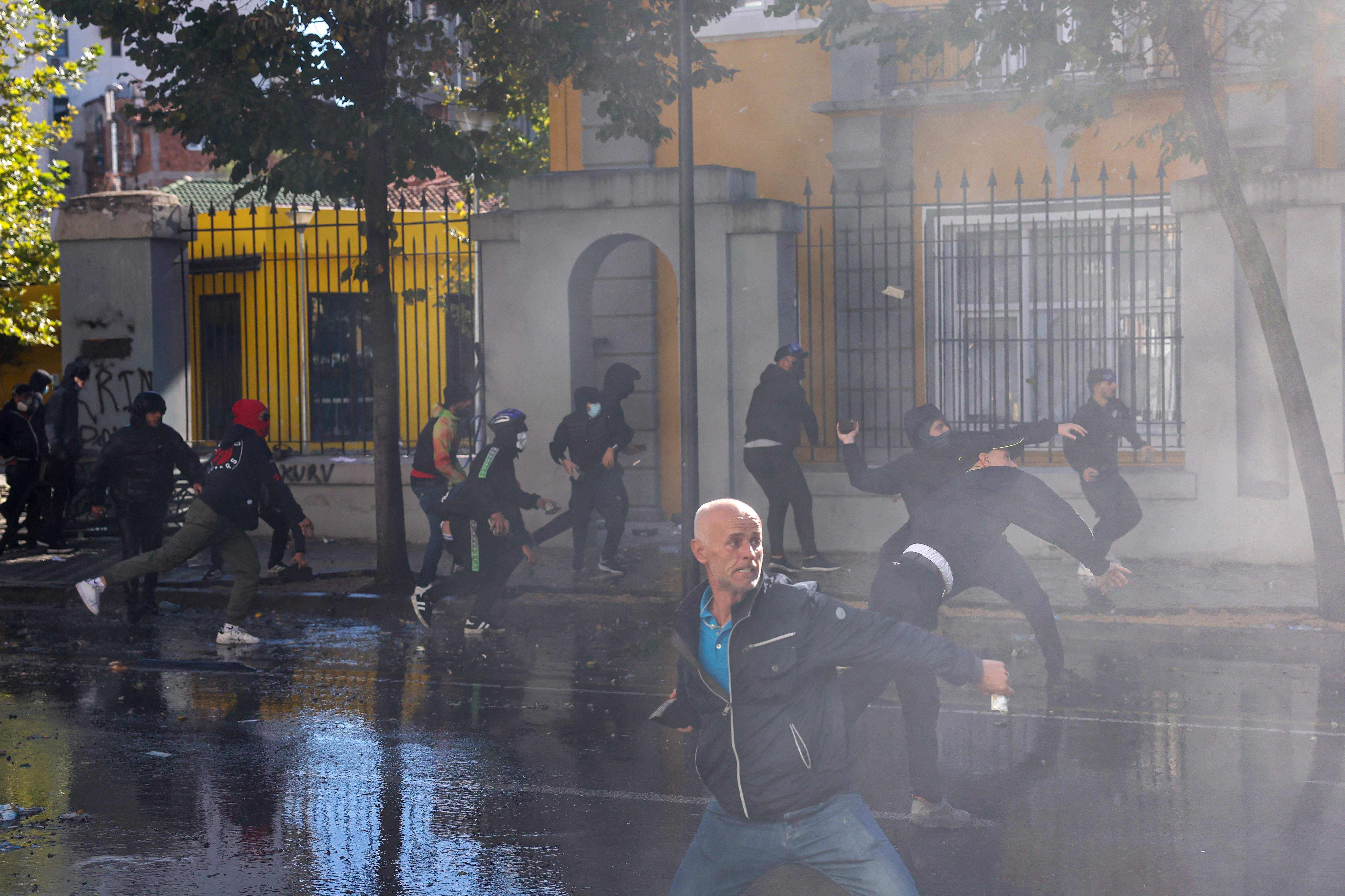 Demonstranten werfen Steine während gewaltsamer Proteste auf einer Straße in Tirana.