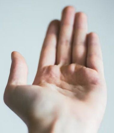 Die Hand aufhalten.