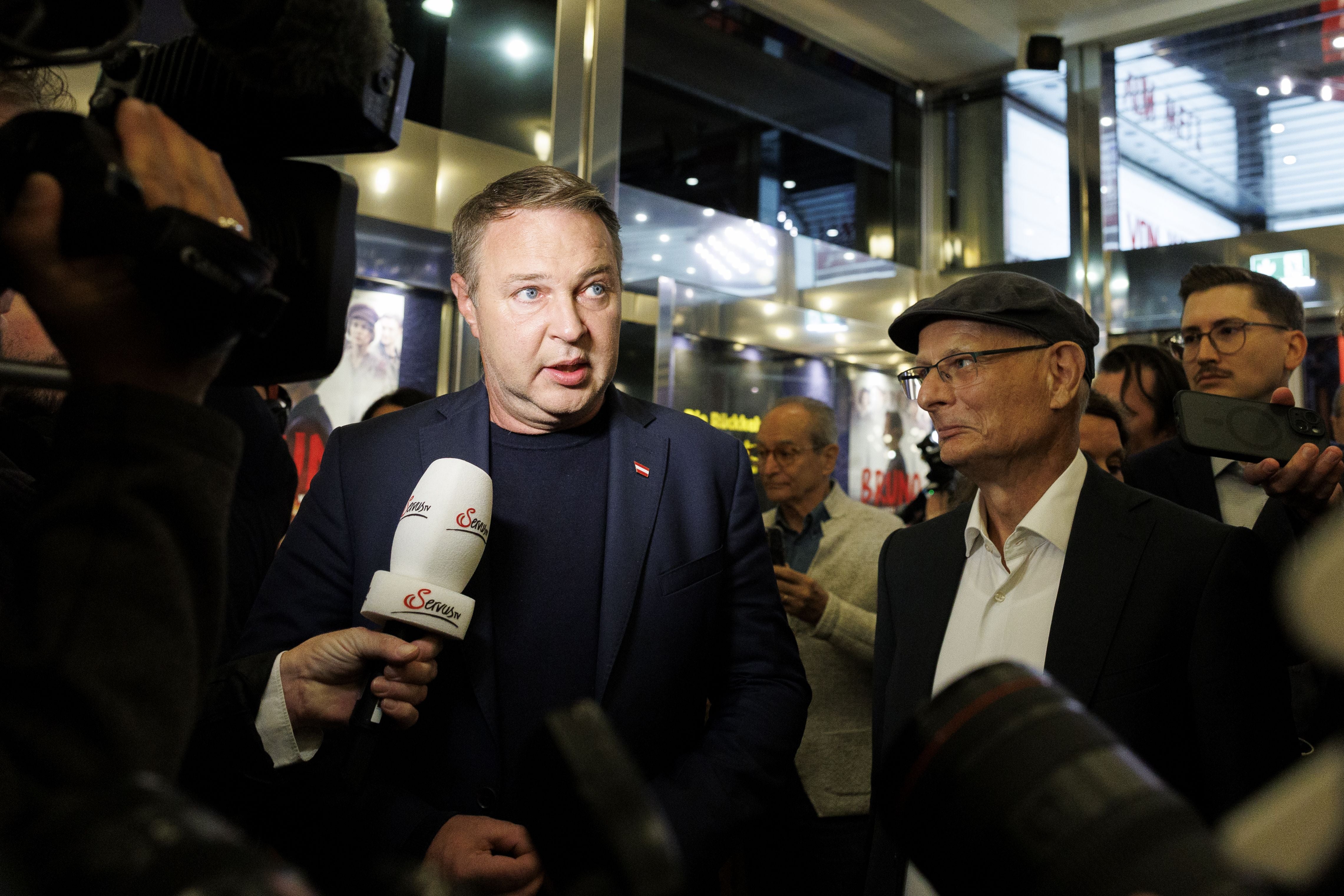 Noch-Vizekanzler Andreas Babler (SPÖ) und sein designierter Nachfolger Finanzminister Markus Marterbauer (SPÖ).