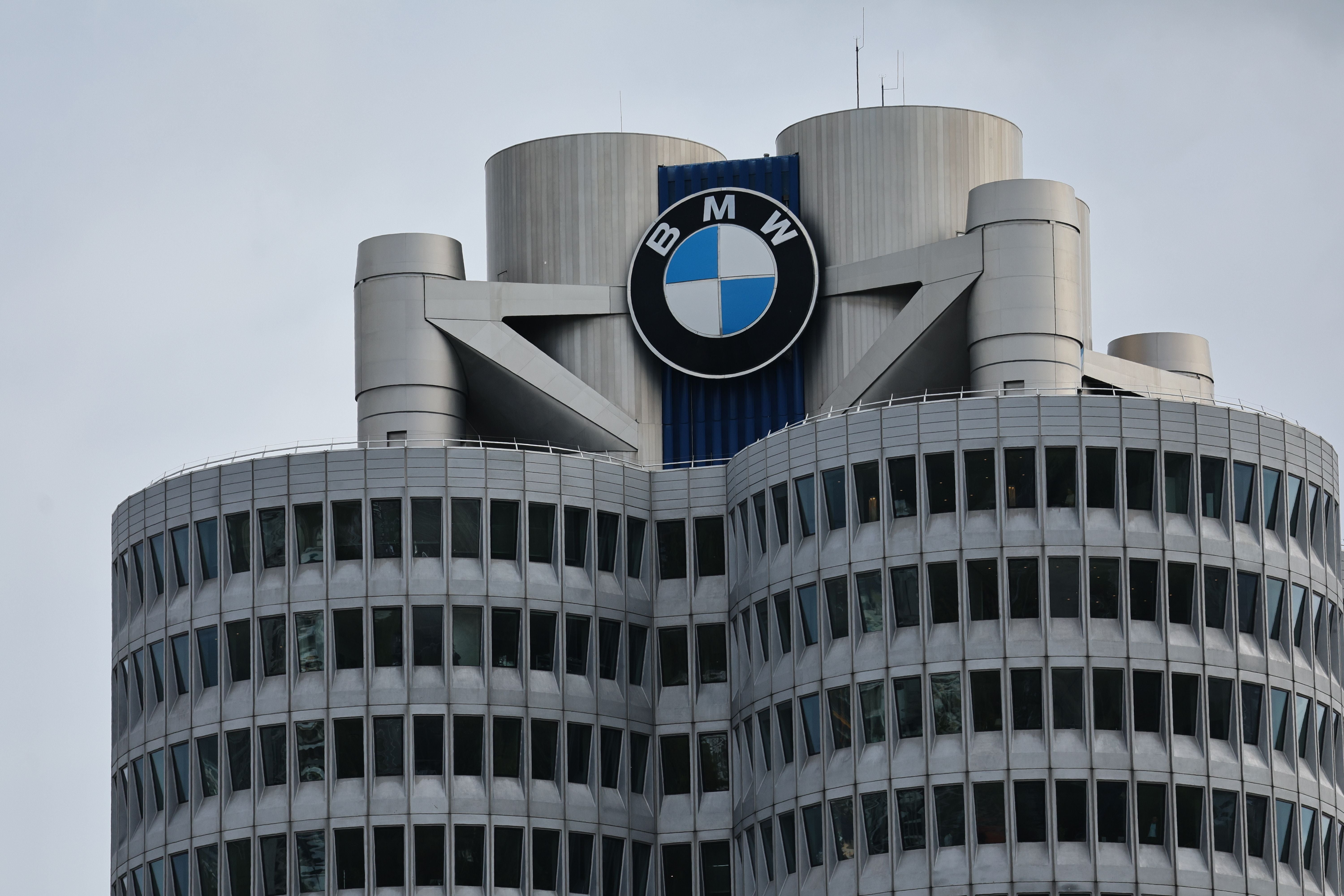 BMW-Logo auf dem Dach des Hauptsitzes in München mit modernem Fassadendesign.