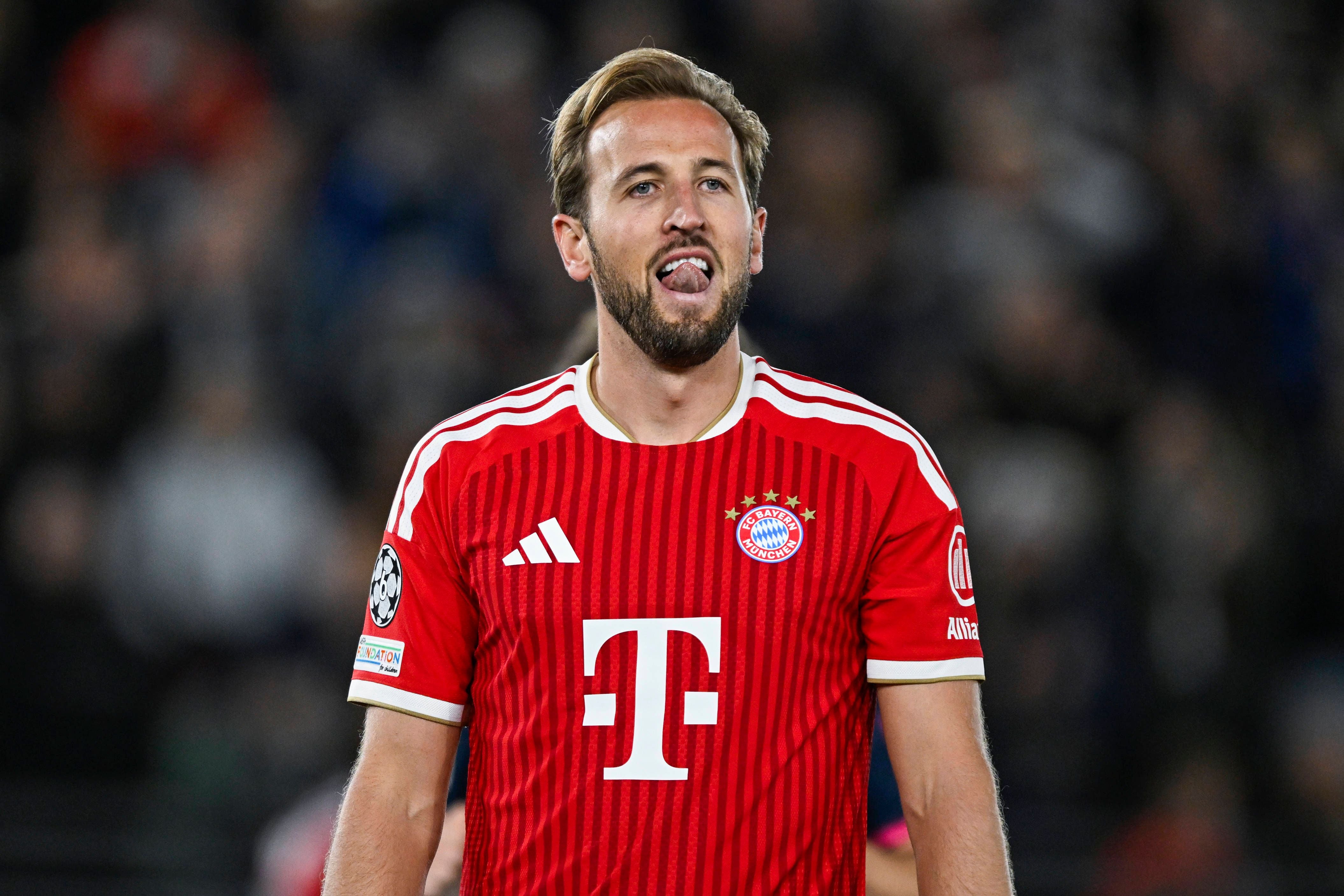 Ein Fußballspieler im roten Bayern-München-Trikot auf dem Spielfeld während eines Spiels.