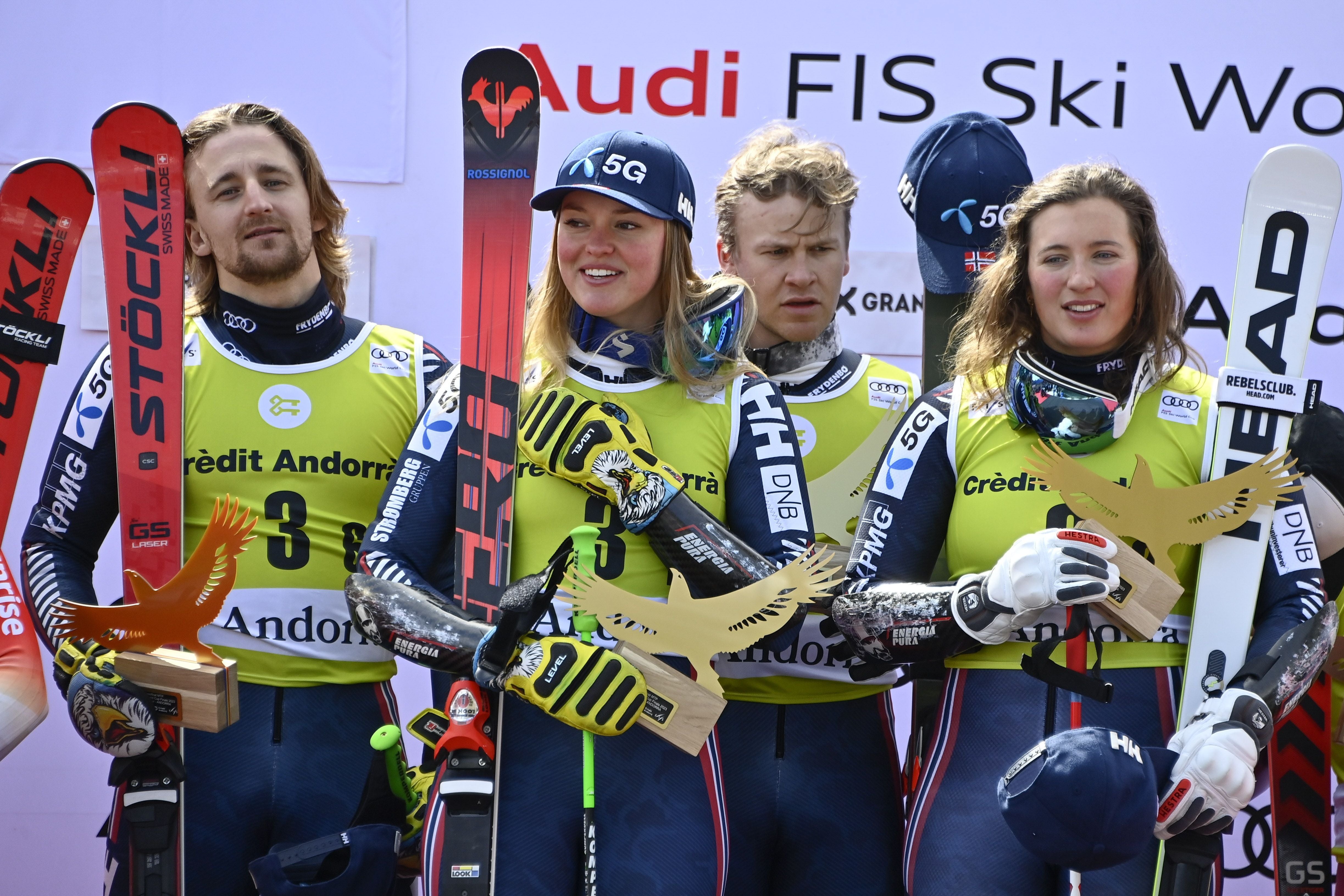 Vier norwegische Skifahrer mit Pokalen feiern den ersten Platz im Teamwettbewerb.