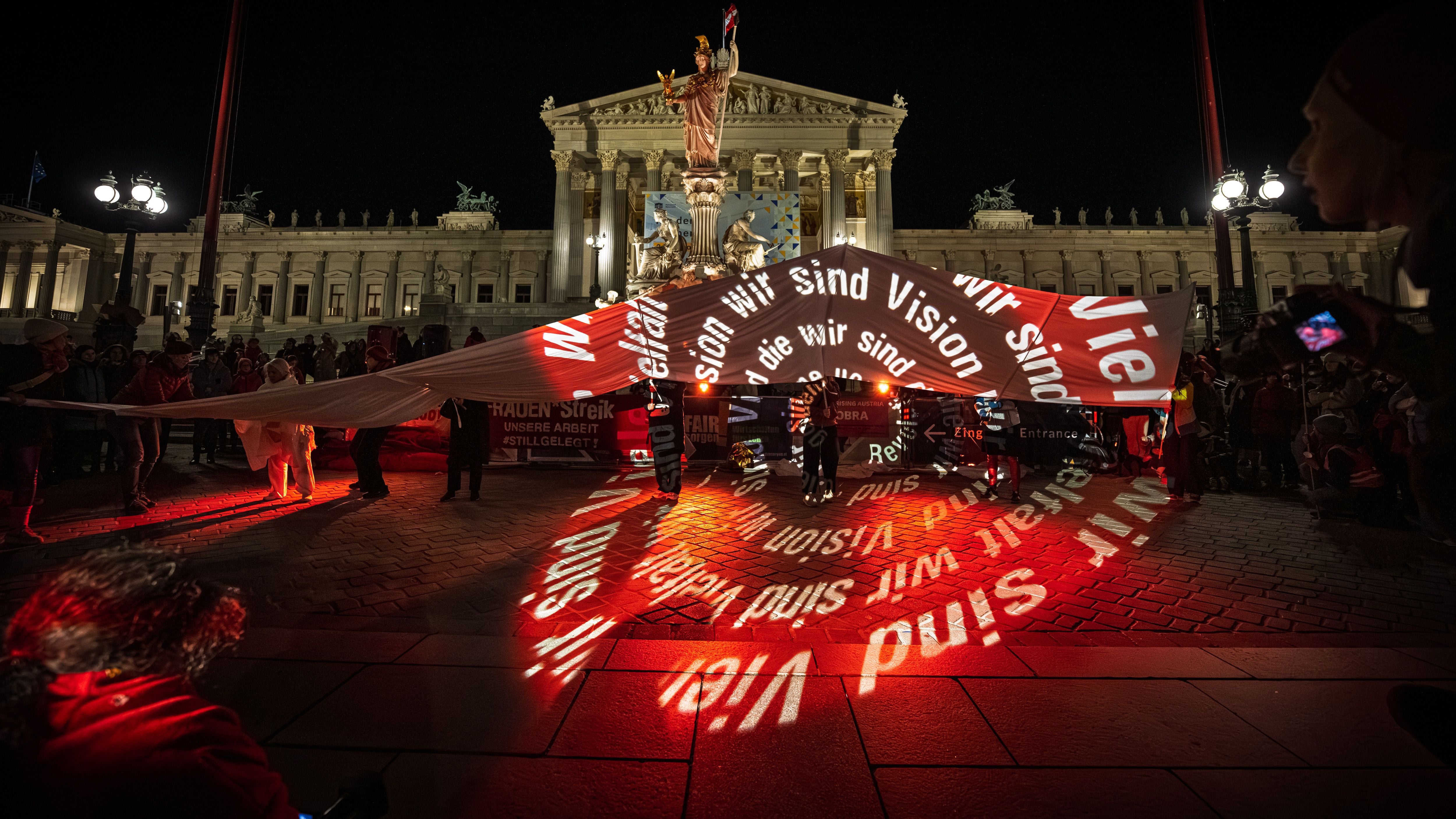 Vor dem Parlament.