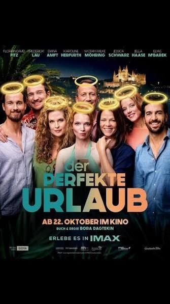 Filmplakat mit acht lachenden Menschen, alle mit leuchtenden Heiligenscheinen über den Köpfen.