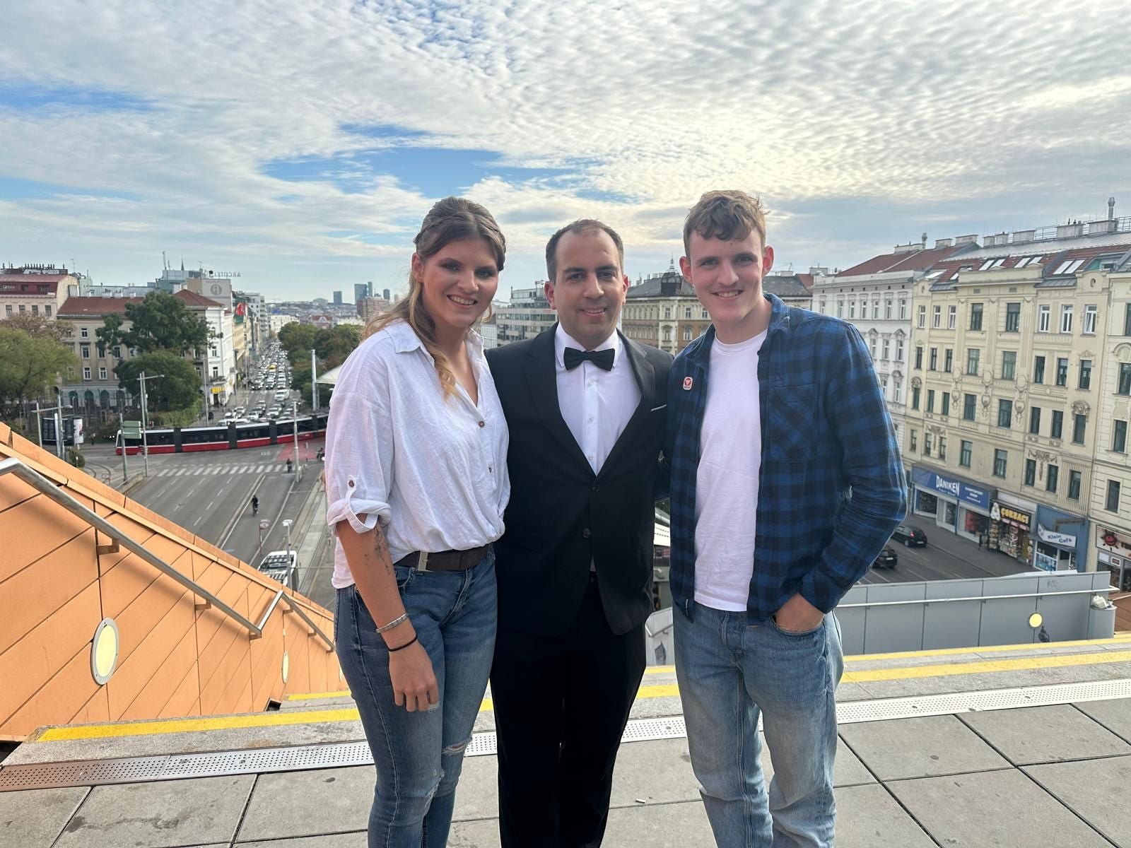 Veronika und Johannes Aigner mit oe24-Gewinner Patrick Puchinger