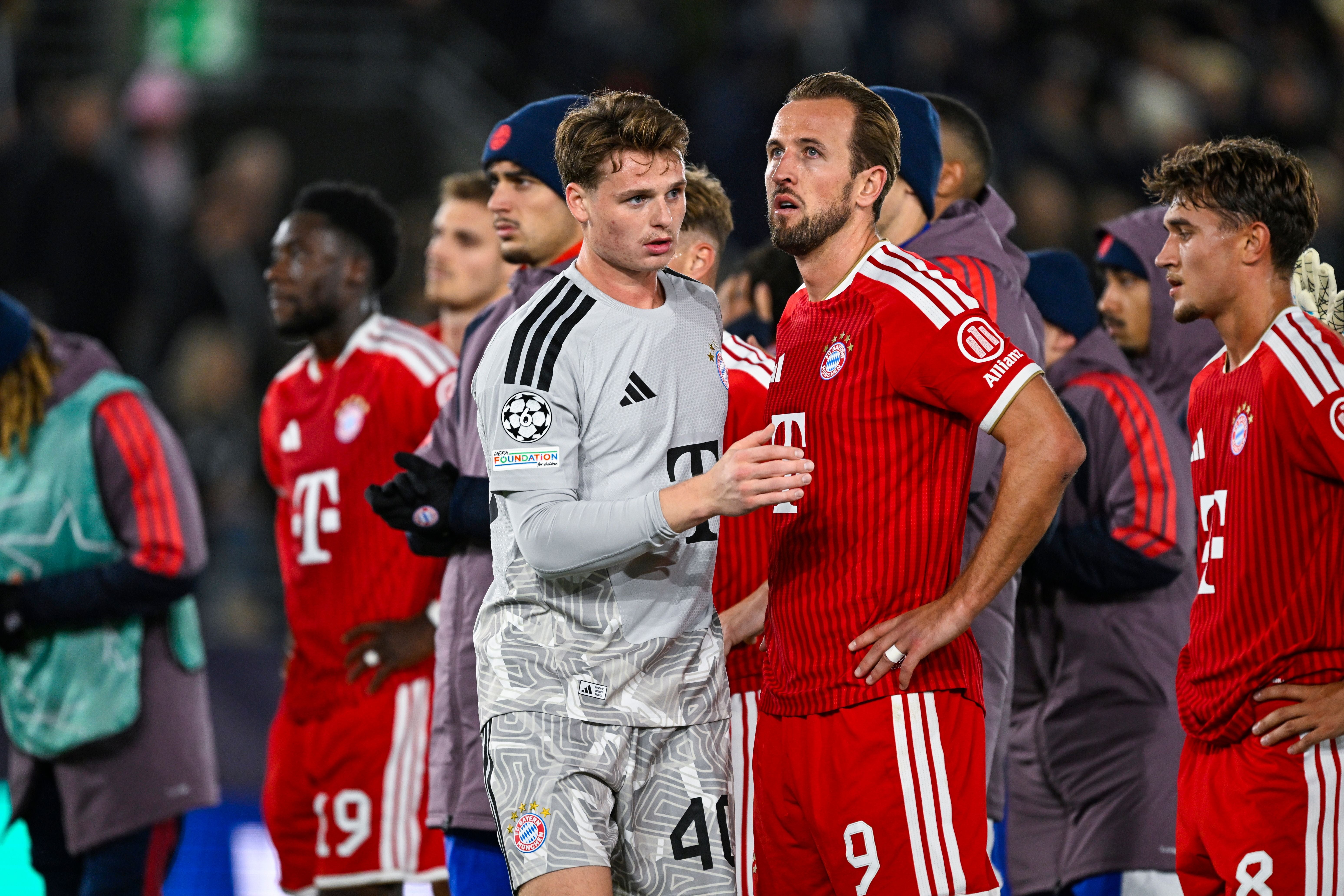 Bayern-Spieler und Torwart sprechen sich nach einem Champions-League-Spiel auf dem Spielfeld ab.